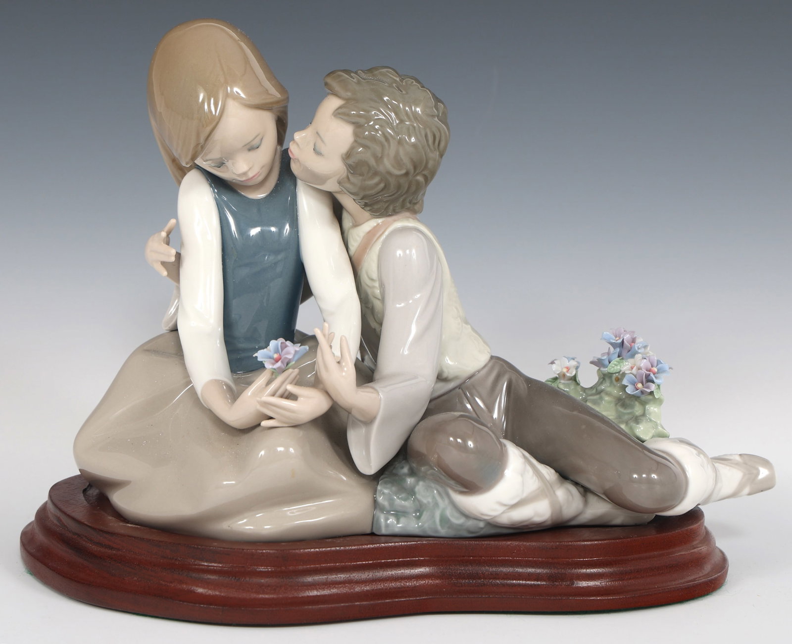LLADRO A PRECOCIOUS COURTSHIP PORCELAIN FIGURINE 5072: LLADRO A PRECOCIOUS COURTSHIP PORCELAIN FIGURINE 5072 Lladro porcelain 5072 A Precocious Courtship figurine. Includes base and box. Size: 9 x 7"