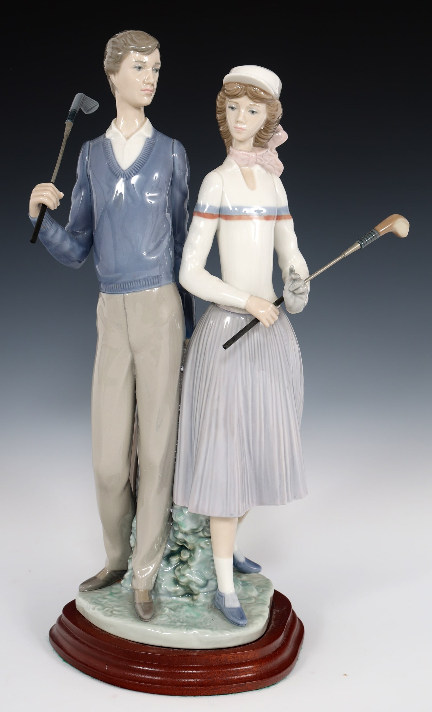 LLADRO GOLFING COUPLE PORCELAIN FIGURINE 1453 (1 of 5)