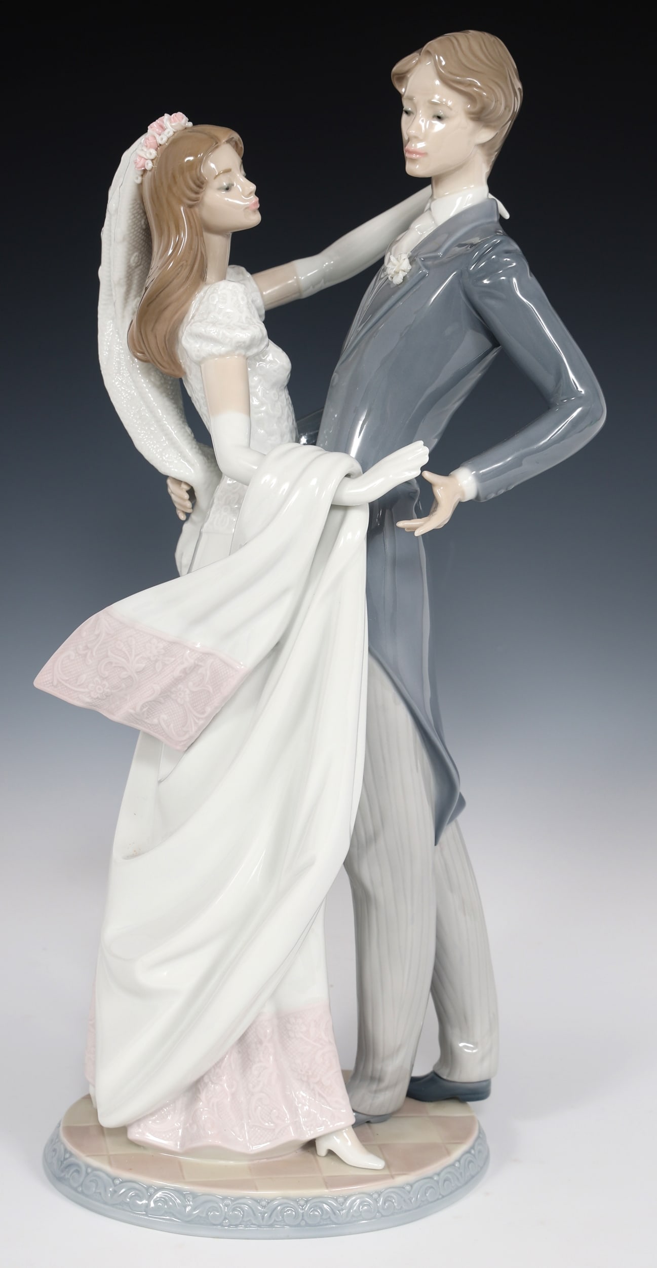 LLADRO I LOVE YOU TRULY PORCELAIN FIGURINE 1528: LLADRO I LOVE YOU TRULY PORCELAIN FIGURINE 1528 Lladro porcelain 1528 I Love You Truly figurine. Includes box. Size: 14.5 x 7"