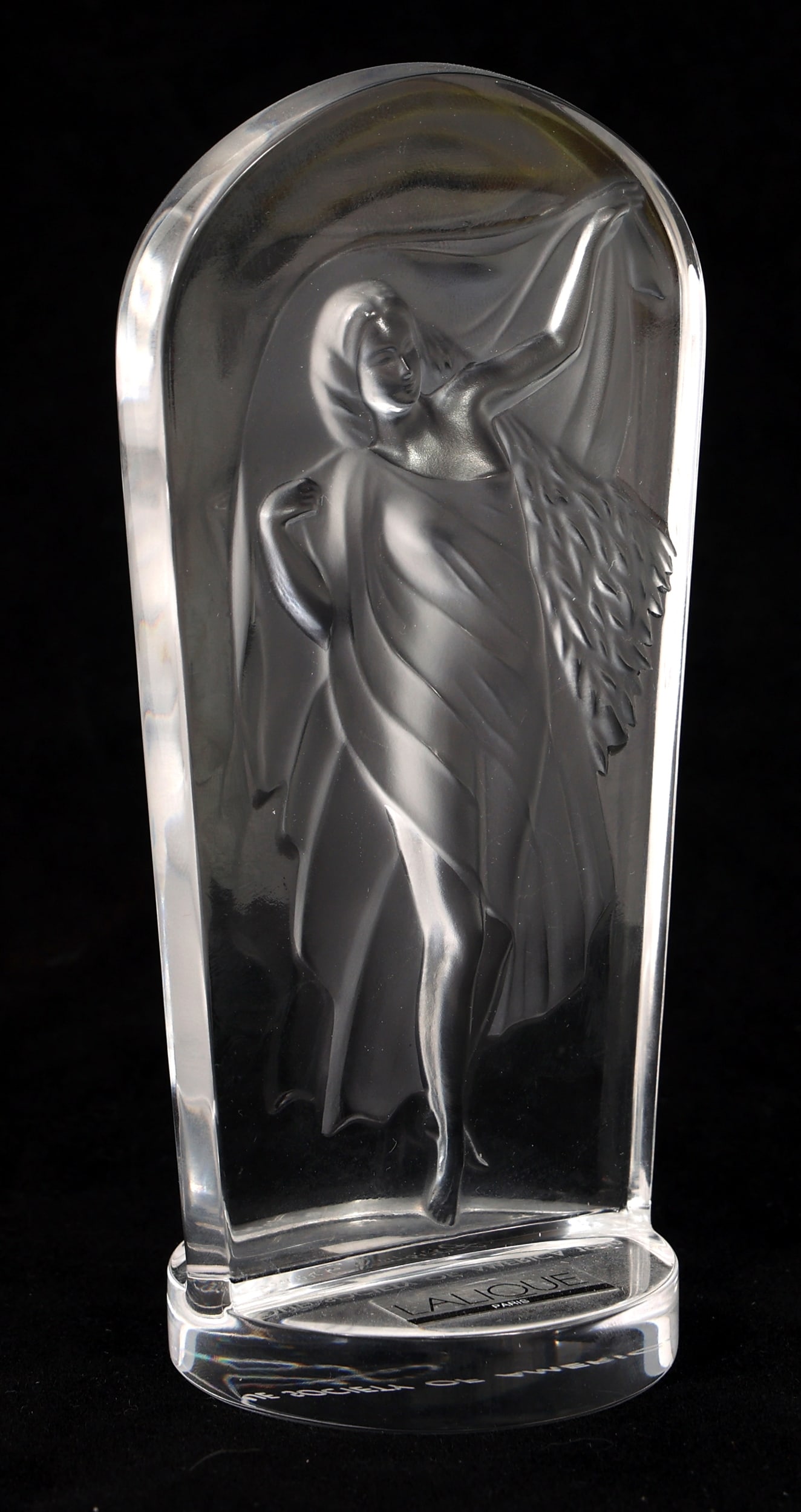 LALIQUE CRYSTAL HESTIA MEDALLION PAPERWEIGHT 1990: LALIQUE CRYSTAL HESTIA MEDALLION PAPERWEIGHT 1990 Lalique Society of America 1990 "Hestia" Medallion paperweight, signed "Lalique France" on reverse. Size: 5.5"