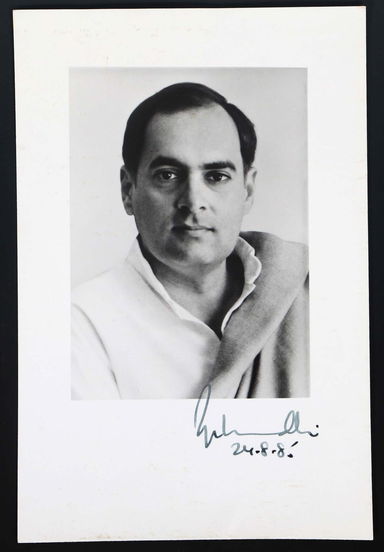 INDIA PRIME MINISTER RAJIV GANDHI AUTOGRAPHED PHOTO (1 of 4)