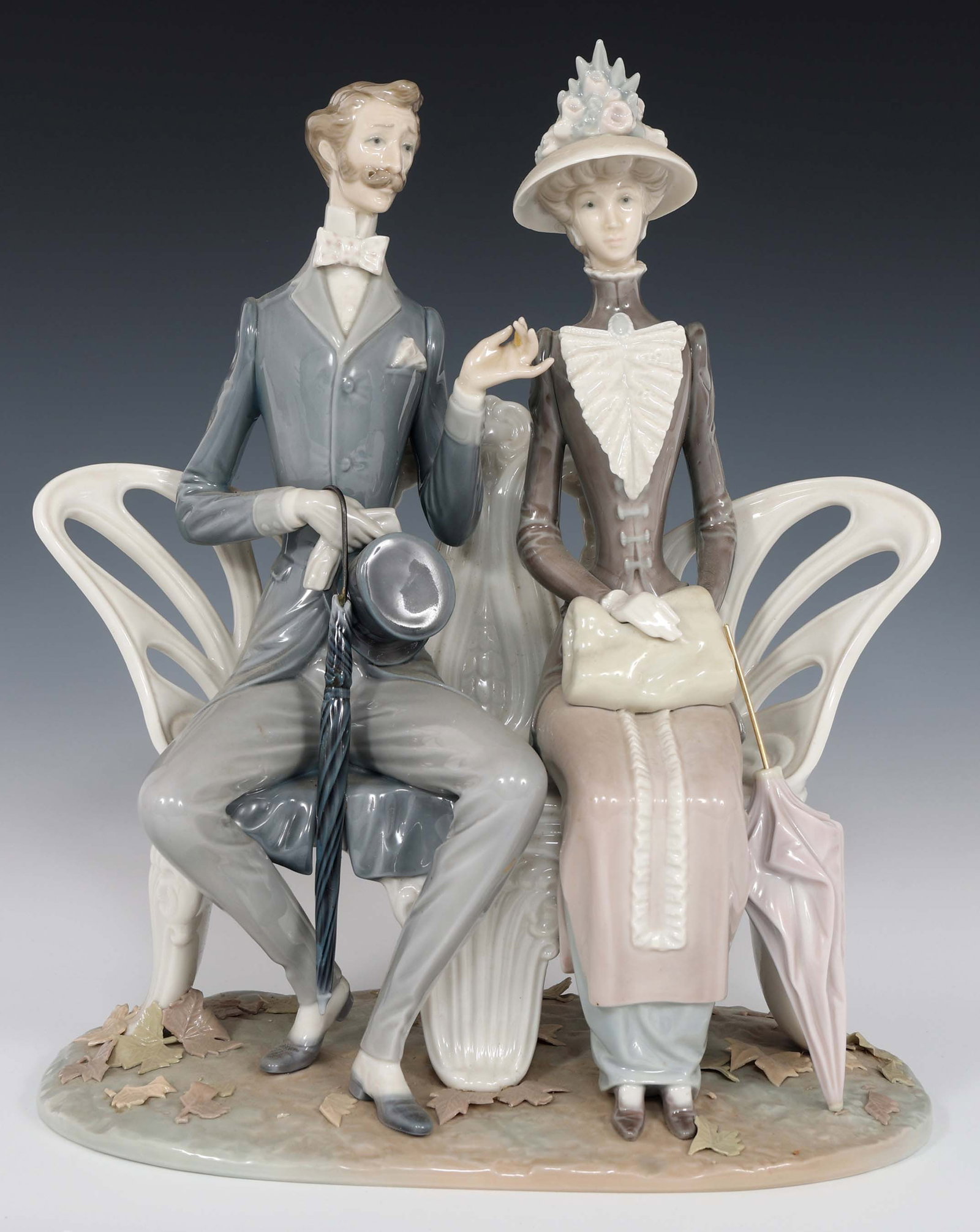 LLADRO LOVERS IN THE PARK PORCELAIN FIGURINE 1274: LLADRO LOVERS IN THE PARK PORCELAIN FIGURINE 1274 Lladro "Lovers in the Park" porcelain figurine #1274. Size: 12 x 10"