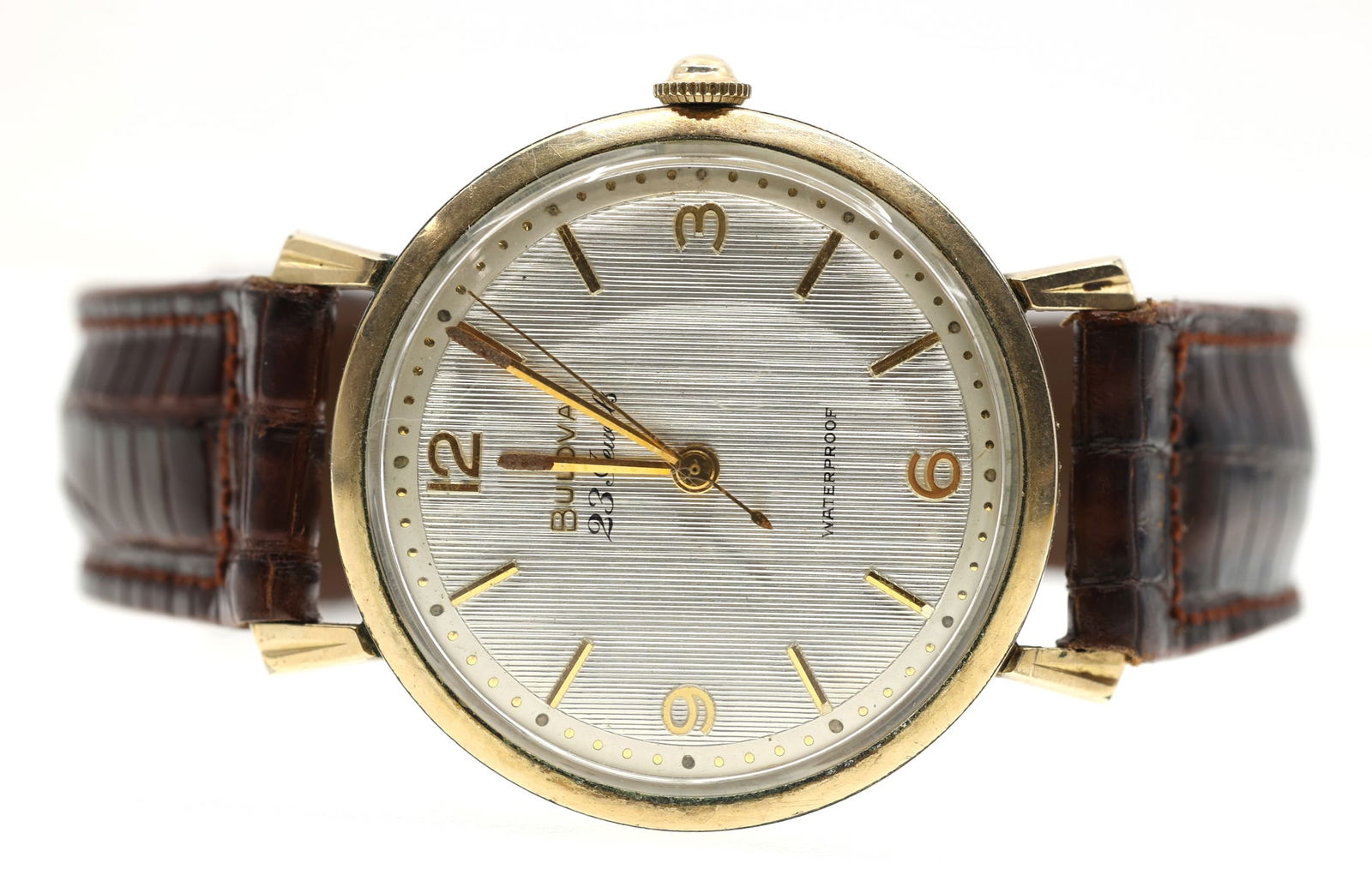 MEN'S BULOVA GOLD-FILLED CASE MECHANICAL WRISTWATCH: MEN'S BULOVA GOLD-FILLED CASE MECHANICAL WRISTWATCH Men's Bulova gold-filled case mechanical wristwatch: Baton markers and Arabic numerals 23 jewels<