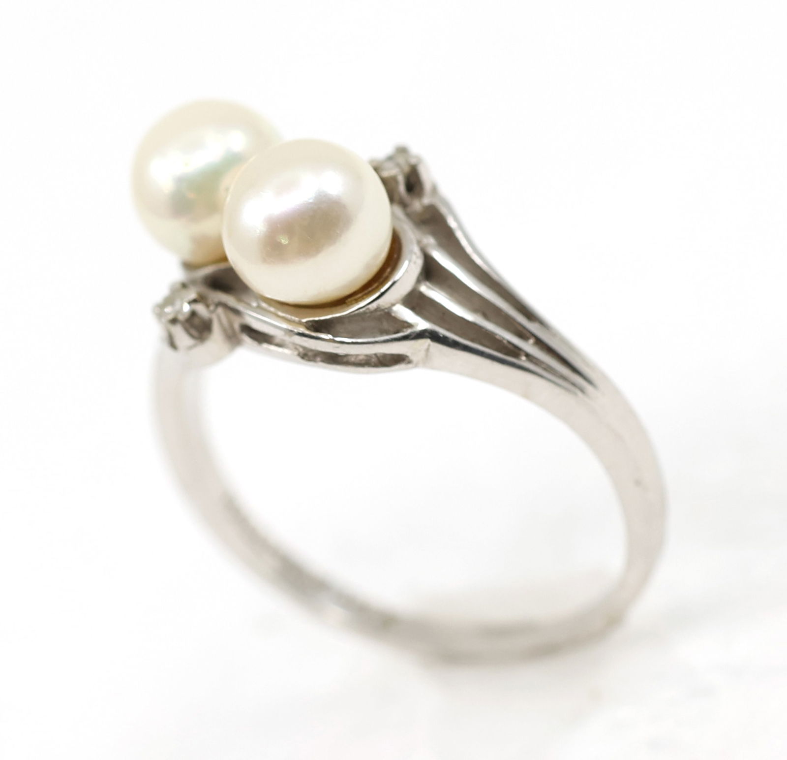 14K WHITE GOLD PEARL & DIAMOND FASHION RING: 14K WHITE GOLD PEARL & DIAMOND FASHION RING 14K white gold fashion ring with: (2) 6.25mm pearls (2) 0.015 ct round white diamonds Size: 8 Weight: 4g