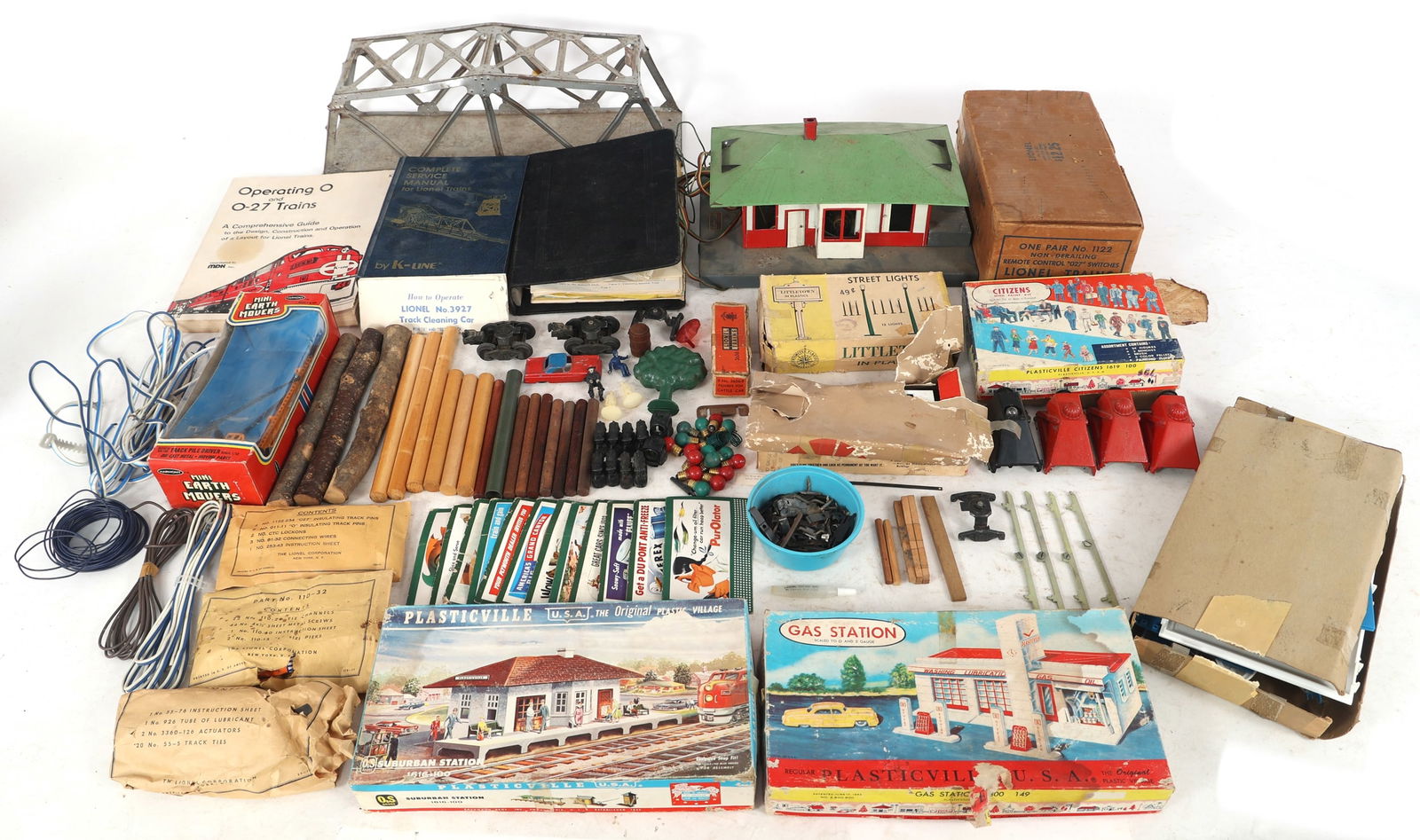 MODEL TRAIN ACCESSORIES & LITERATURE (1 of 13)