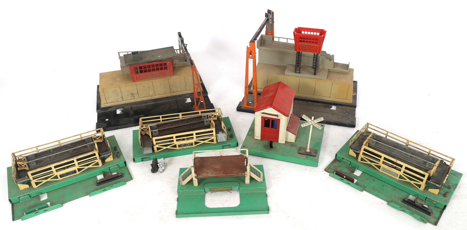 LIONEL O GAUGE MODEL TRAIN ACCESSORIES & BUILDINGS (1 of 6)