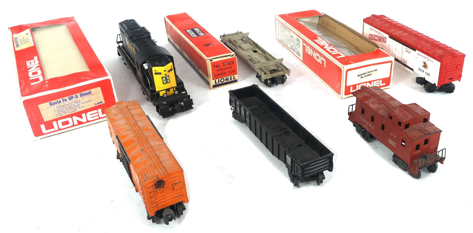 LIONEL O GAUGE MODEL TRAIN LOCOMOTIVE AND CARS (1 of 9)