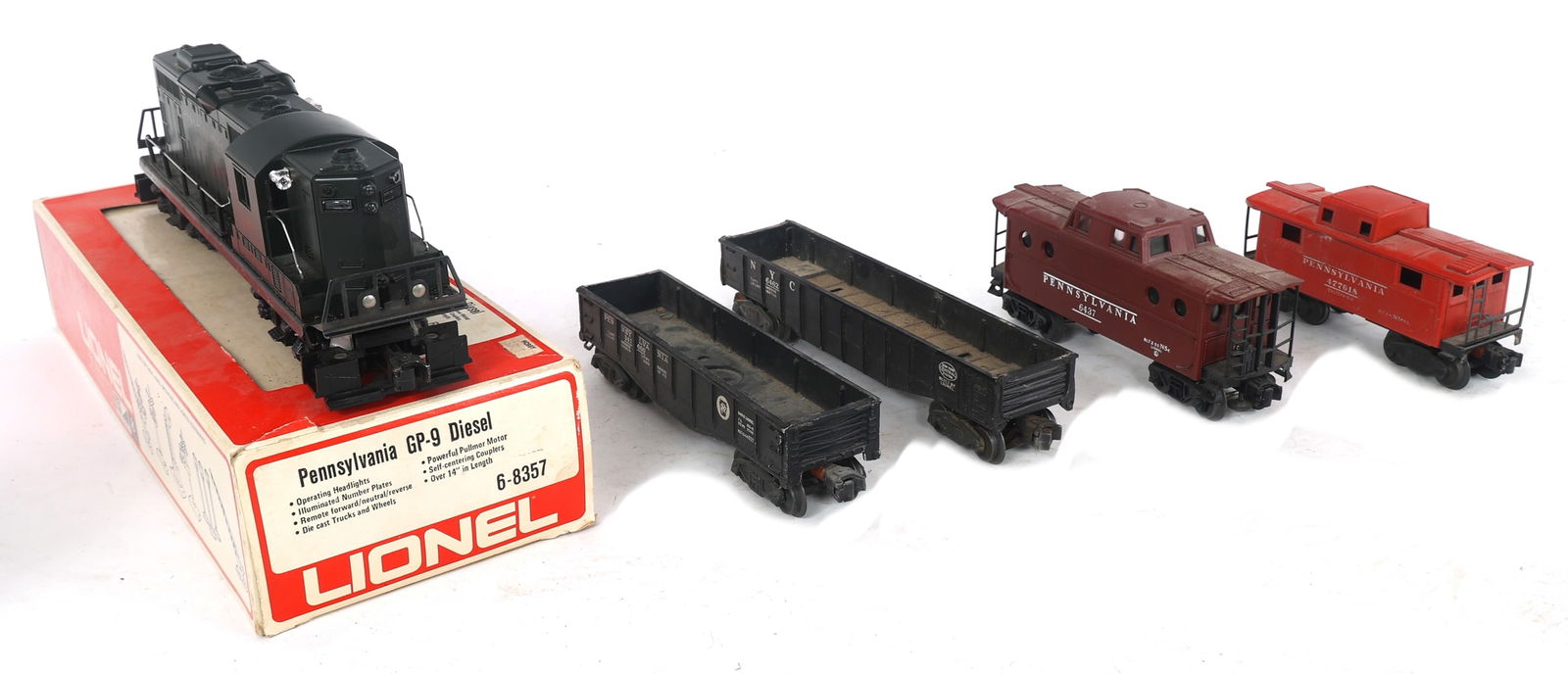 LIONEL O GAUGE MODEL TRAIN CARS & LOCOMOTIVE (1 of 11)