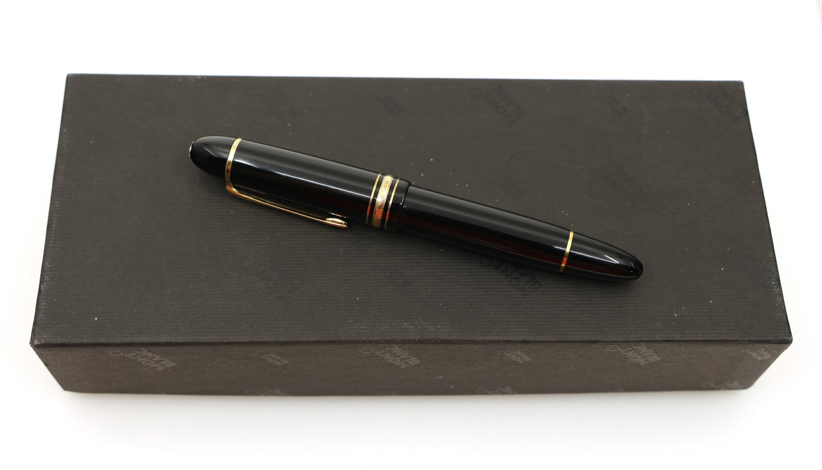 MONTBLANC MEISTERSTUCK FOUNTAIN PEN 149: MONTBLANC MEISTERSTUCK FOUNTAIN PEN 149 Montblanc Meisterstuck fountain pen 149 with 14K nib. Includes original box. Size: 5.75"