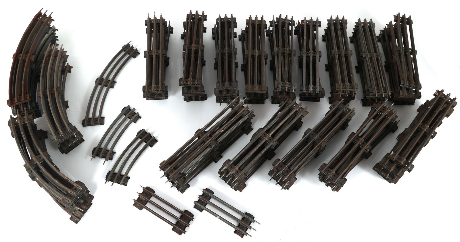 LIONEL O GAUGE MODEL TRAIN TRACKS (1 of 5)