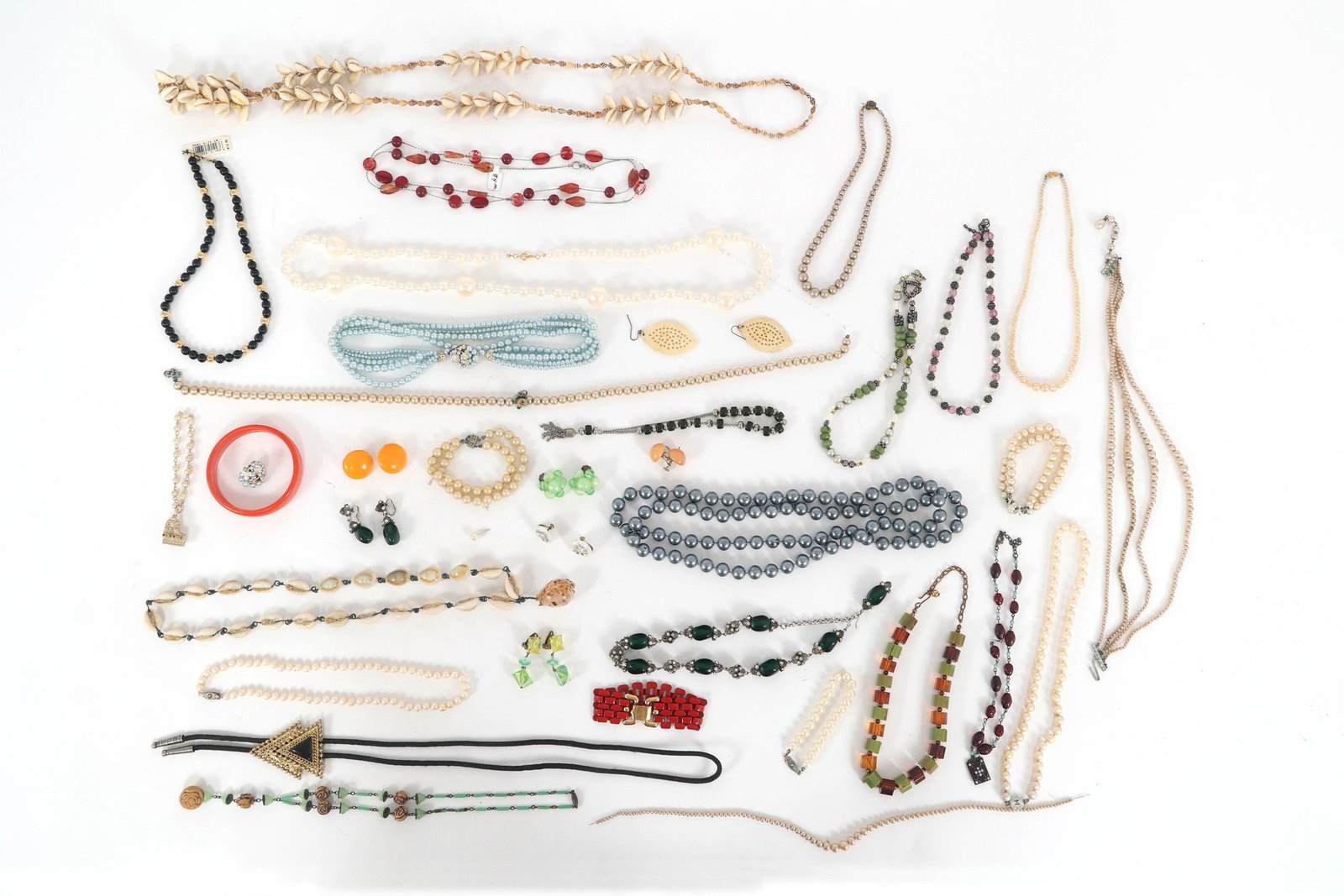 BEADED COSTUME JEWELRY - NECKLACES, BRACELETS, EARRINGS: BEADED COSTUME JEWELRY - NECKLACES, BRACELETS, EARRINGS Costume fashion jewelry includes: Necklaces Bracelets Earrings Weight: 2.5 lbs