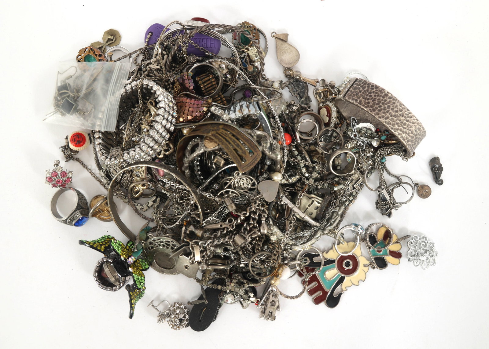 SILVER-TONED COSTUME FASHION JEWELRY: SILVER-TONED COSTUME FASHION JEWELRY Silver-toned costume fashion jewelry includes: Rings Necklaces Bracelets Earrings Weight: 2.5 lbs