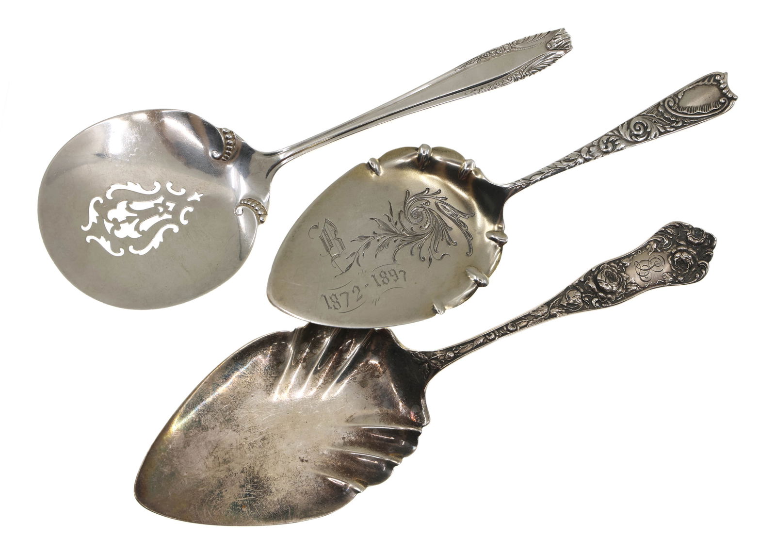 STERLING SILVER SERVEWARE: STERLING SILVER SERVEWARE Sterling silver serveware: George W. Shiebler & Co. American Beauty pattern cake / pie server, monogrammed "EL" (8.75") Wallace Stradivari