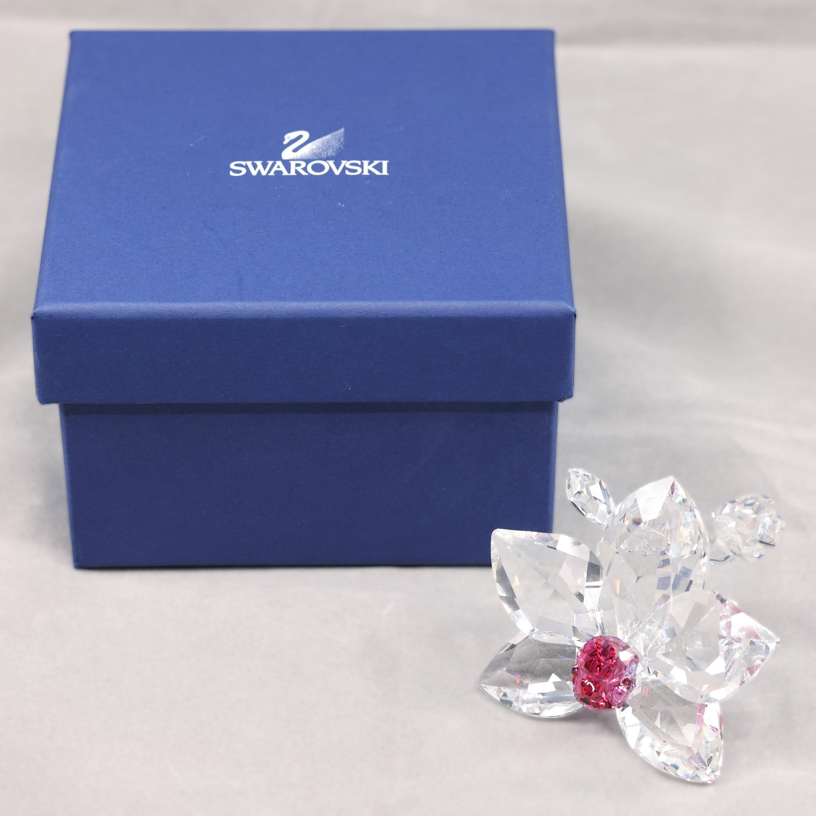 SWAROVSKI CRYSTAL ORCHID BLOSSOM FIGURINE: SWAROVSKI CRYSTAL ORCHID BLOSSOM FIGURINE Swarovski Crystal In The Secret Garden Orchid Blossom figurine. Includes box. Size: 2.75" x 1.75" x 2.5"