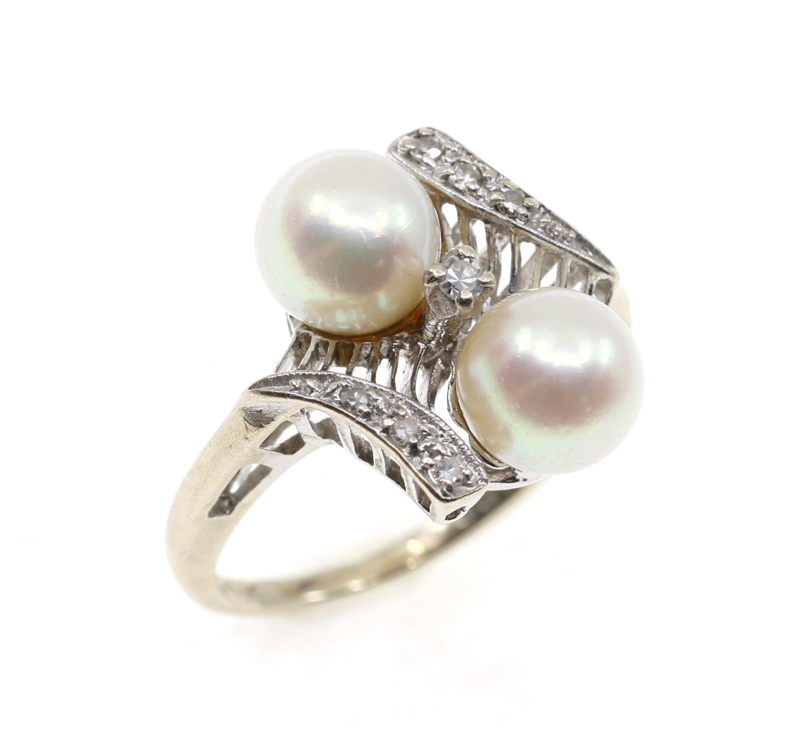 14K WHITE GOLD PEARL & DIAMOND FASHION RING: 14K WHITE GOLD PEARL & DIAMOND FASHION RING 14K white gold fashion ring with: (2) 6.5mm pearls Diamonds (1) 0.02 ct round (6) 0.005 ct to 0.01 ct round </