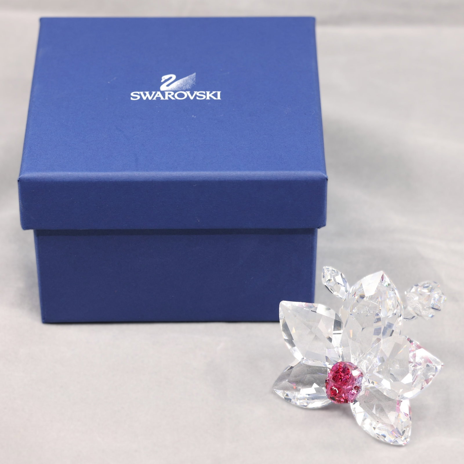 SWAROVSKI CRYSTAL ORCHID BLOSSOM FIGURINE: SWAROVSKI CRYSTAL ORCHID BLOSSOM FIGURINE Swarovski Crystal In The Secret Garden Orchid Blossom figurine. Includes box. Size: 2.75" x 1.75" x 2.5"