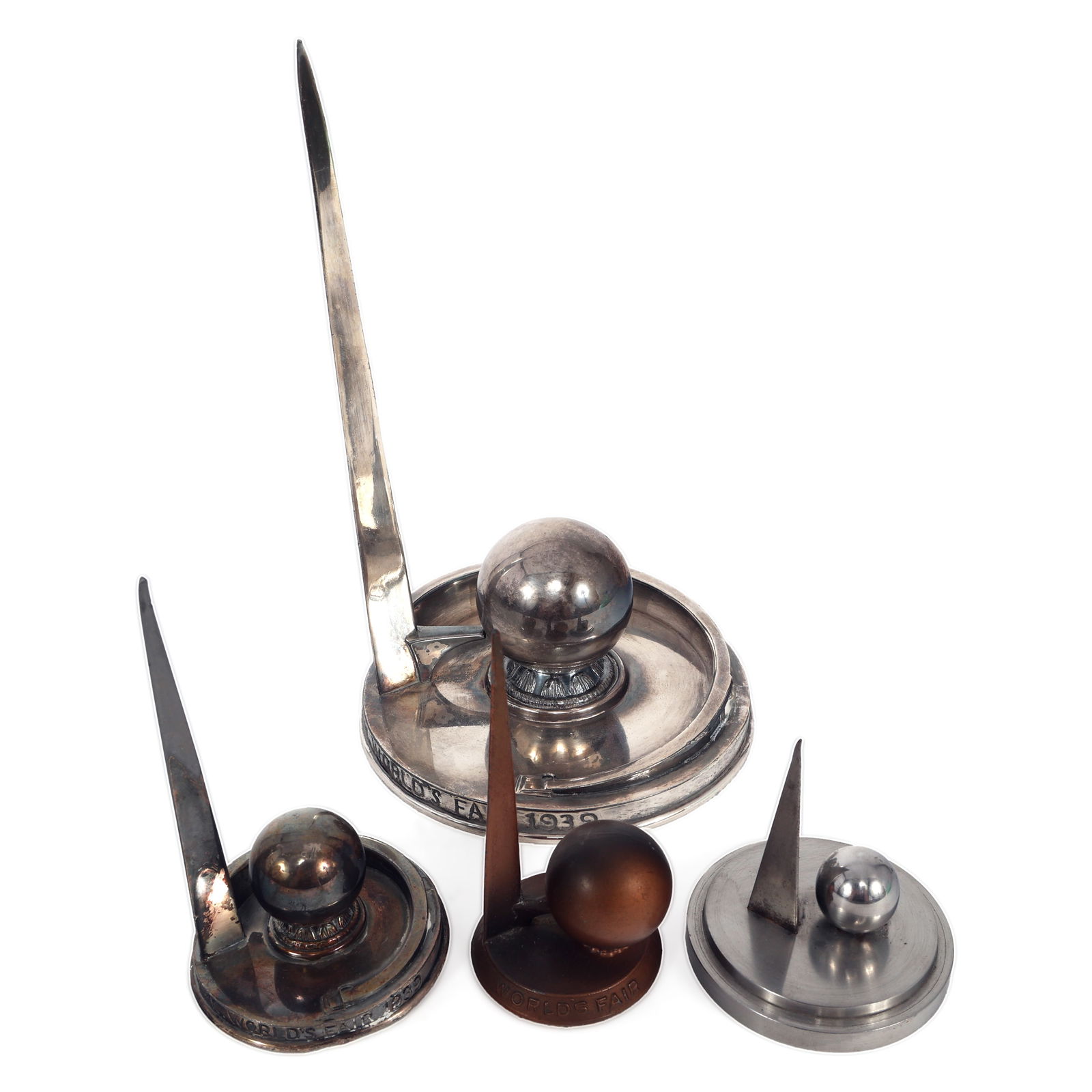 NEW YORK WORLD'S FAIR 1939 PAPER WEIGHTS: NEW YORK WORLD'S FAIR 1939 PAPER WEIGHTS 1939 New York World's Fair 4 Trylon and Perisphere paper weights (3) 4" x 2" (1) 7" x 4.5"