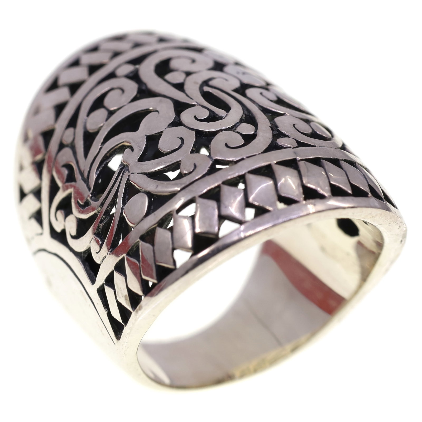 STERLING SILVER FASHION RING: STERLING SILVER FASHION RING Sterling silver fashion ring Size: 7.75 Weight: 14g