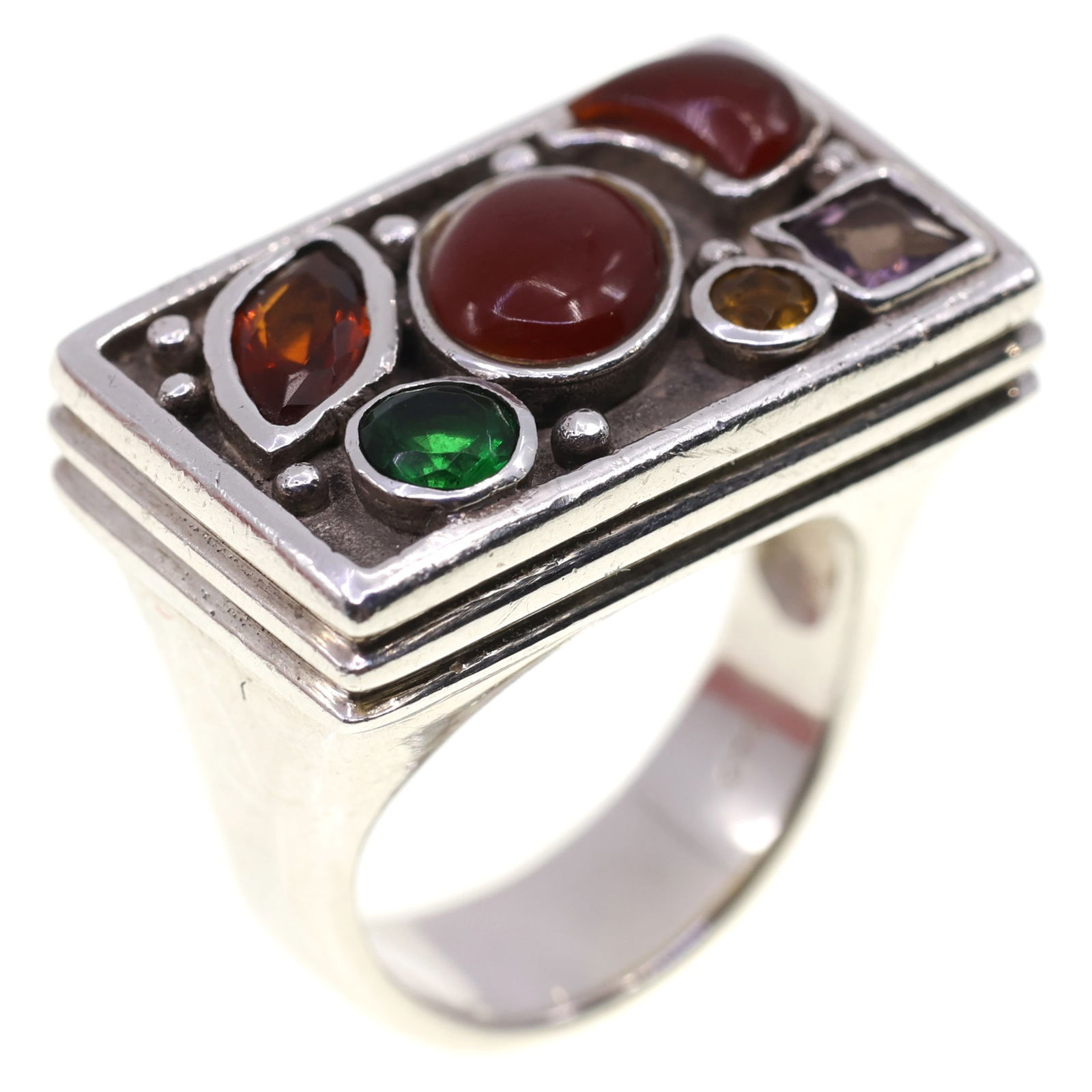 STERLING SILVER CARNELIAN & SPINEL FASHION RING: STERLING SILVER CARNELIAN & SPINEL FASHION RING Sterling silver fashion ring: Carnelian 6.25 x 8.5mm 4.25 x 5.75mm Spinel Garnet-t