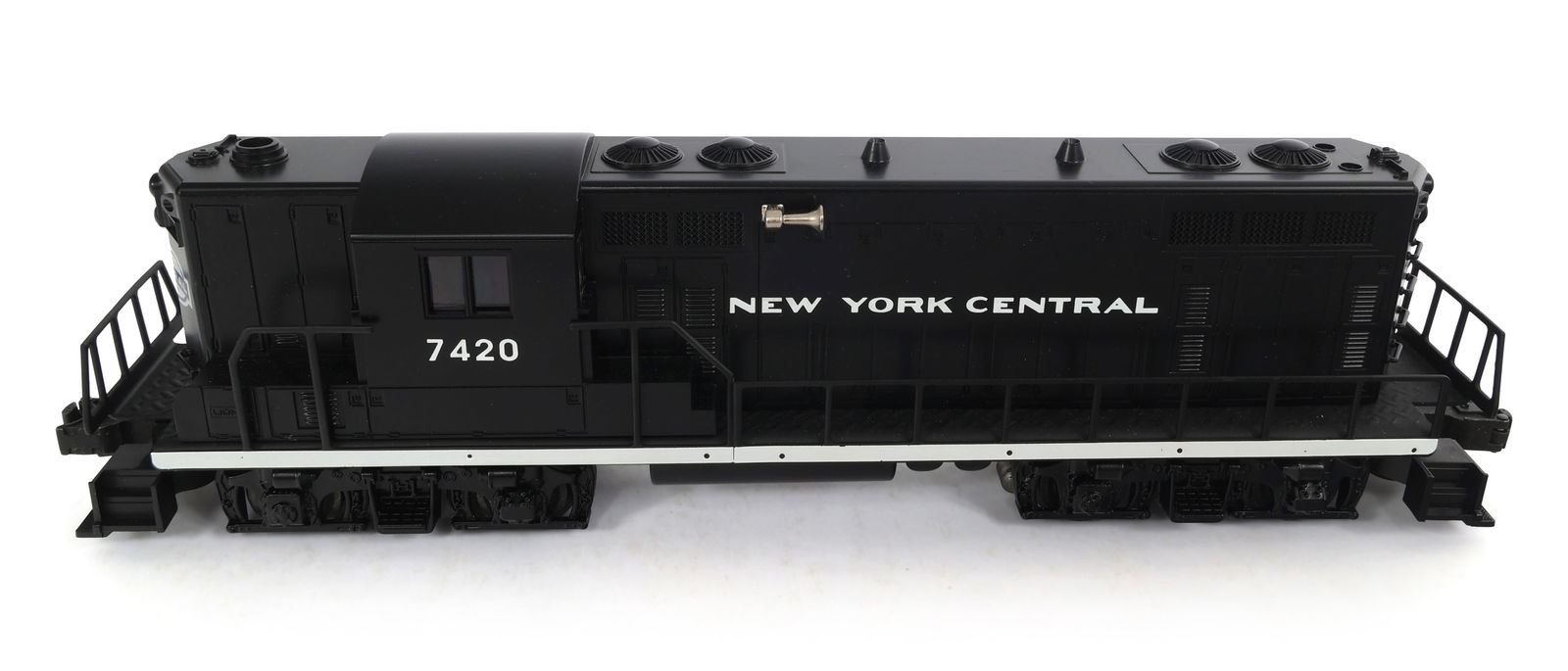 LIONEL O GAUGE NY CENTRAL GP-7 POWERED LOCOMOTIVE (1 of 3)