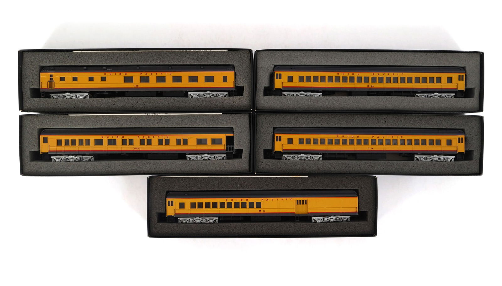 BACHMANN SPECTRUM HO GAUGE TRAIN CARS - LOT OF 5 (1 of 2)