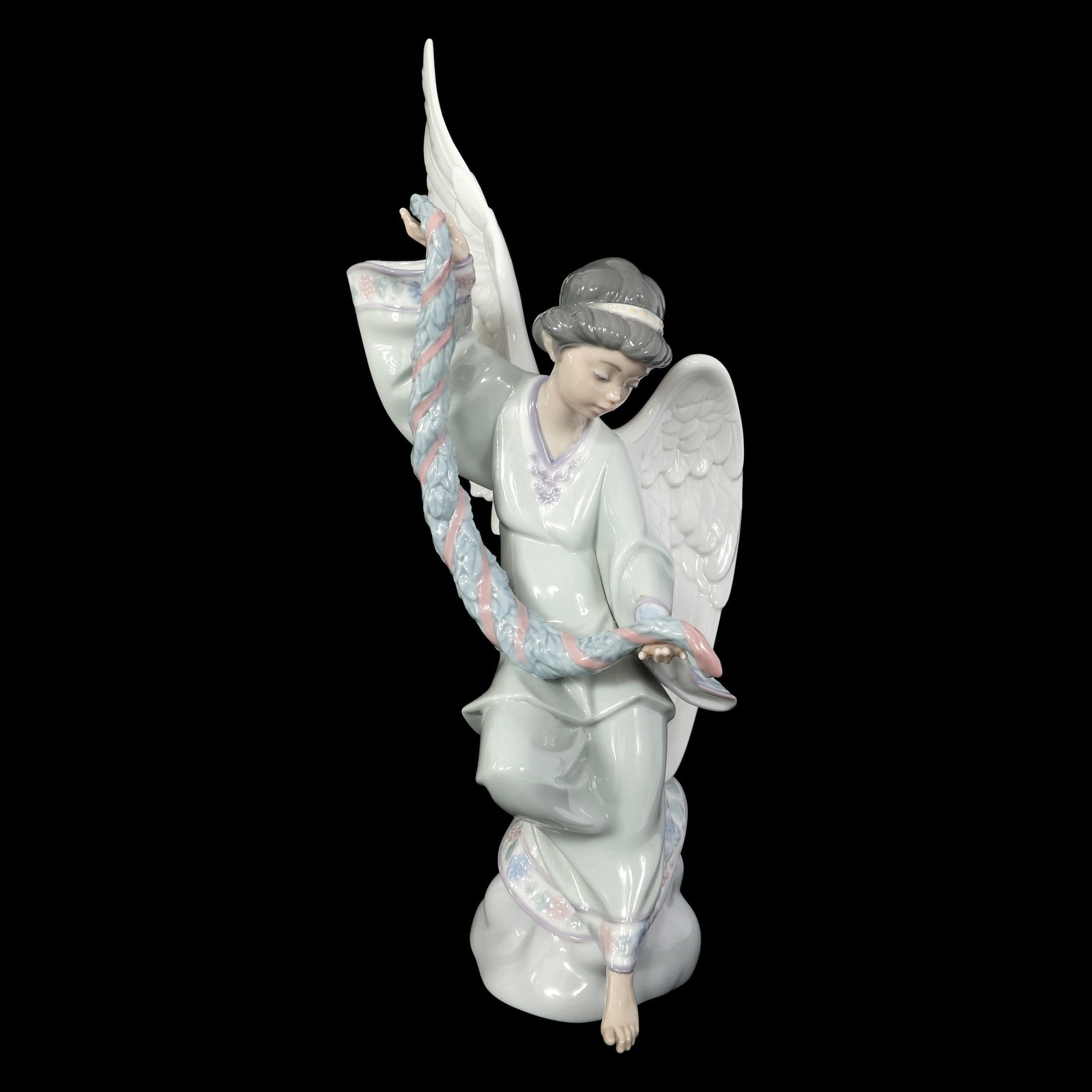 LLADRO PORCELAIN FIGURINE "ANGEL WITH GARLAND" (1 of 6)
