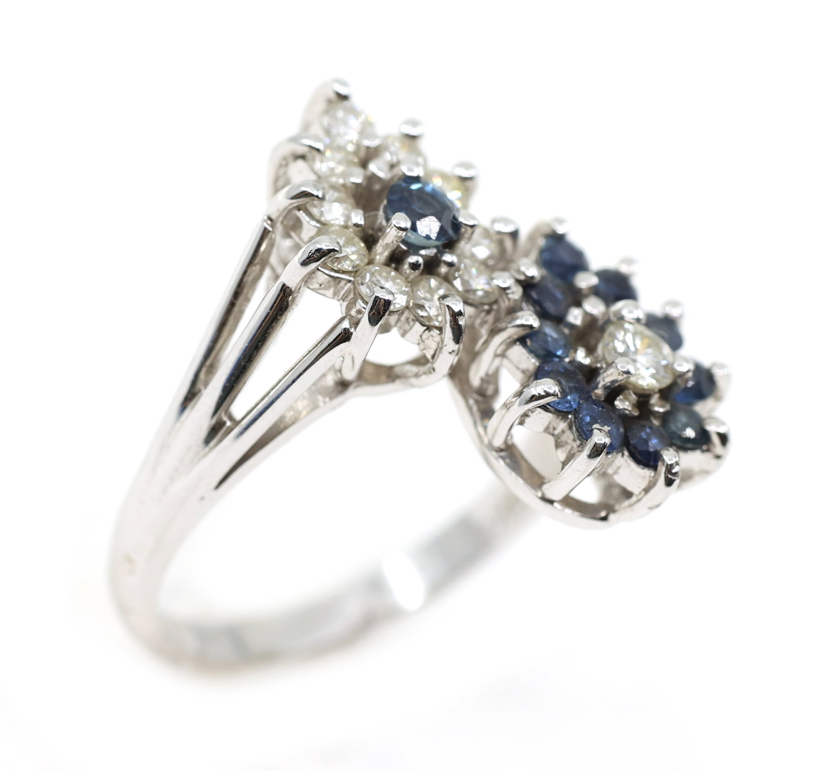 14K WHITE GOLD 0.50 CTW DIAMOND & BLUE SAPPHIRE RING: 14K WHITE GOLD 0.50 CTW DIAMOND & BLUE SAPPHIRE RING 14K white gold cocktail ring: Diamond 0.11 ct round (10) 0.04 ct round Blue sapphire