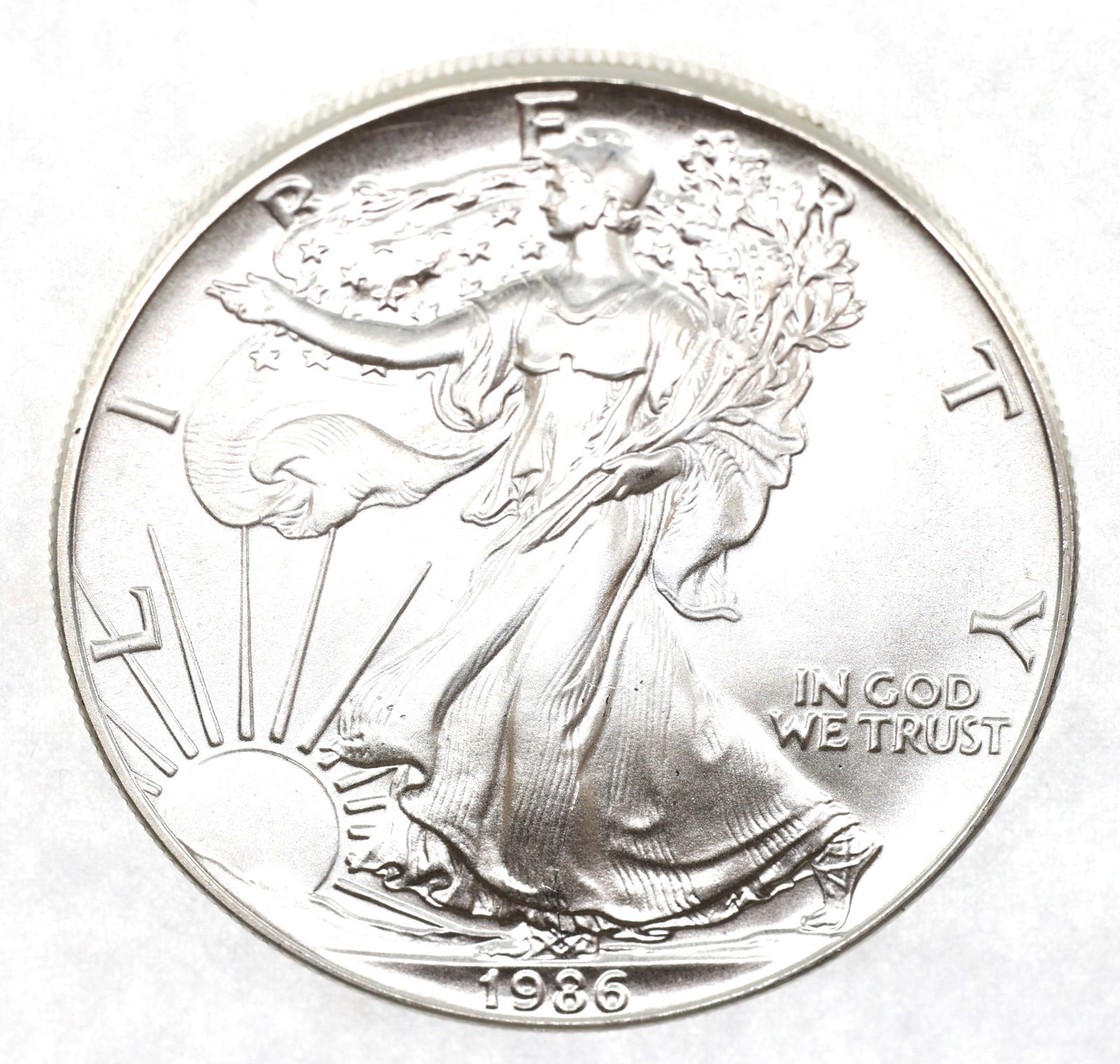 1986 US .999 SILVER EAGLE $1 COIN: 1986 US .999 SILVER EAGLE $1 COIN 1986 United States .999 silver Eagle $1 coin. IMPORTANT NOTE - PLEASE READ: OUR IN-HOUSE SHIPPING & INVOICING Shipping: LiveAuctioneers "LiveShipping" Is Unreas