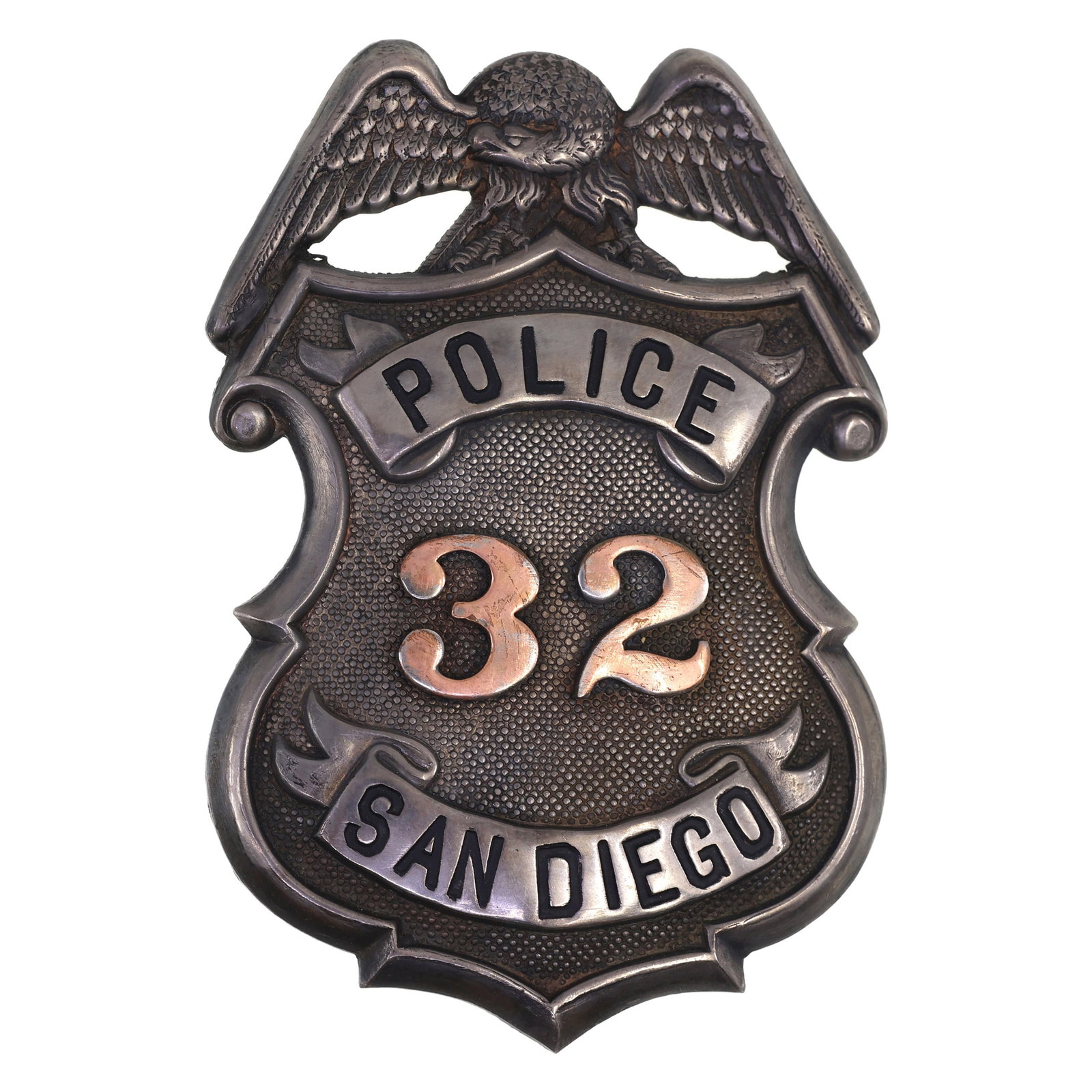 OBSOLETE SAN DIEGO CALIFORNIA POLICE BADGE # 32 (1 of 2)