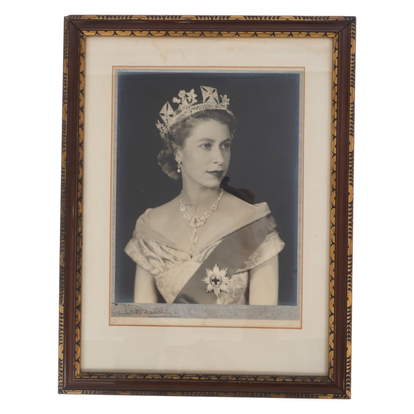 QUEEN ELIZABETH II SIGNED PHOTO BY DOROTHY WILDING: QUEEN ELIZABETH II SIGNED PHOTO BY DOROTHY WILDING Portrait photograph of Queen Elizabeth II by Dorothy Wilding, signed by the photographer on tissue lower left. Set in wood and gilt frame under