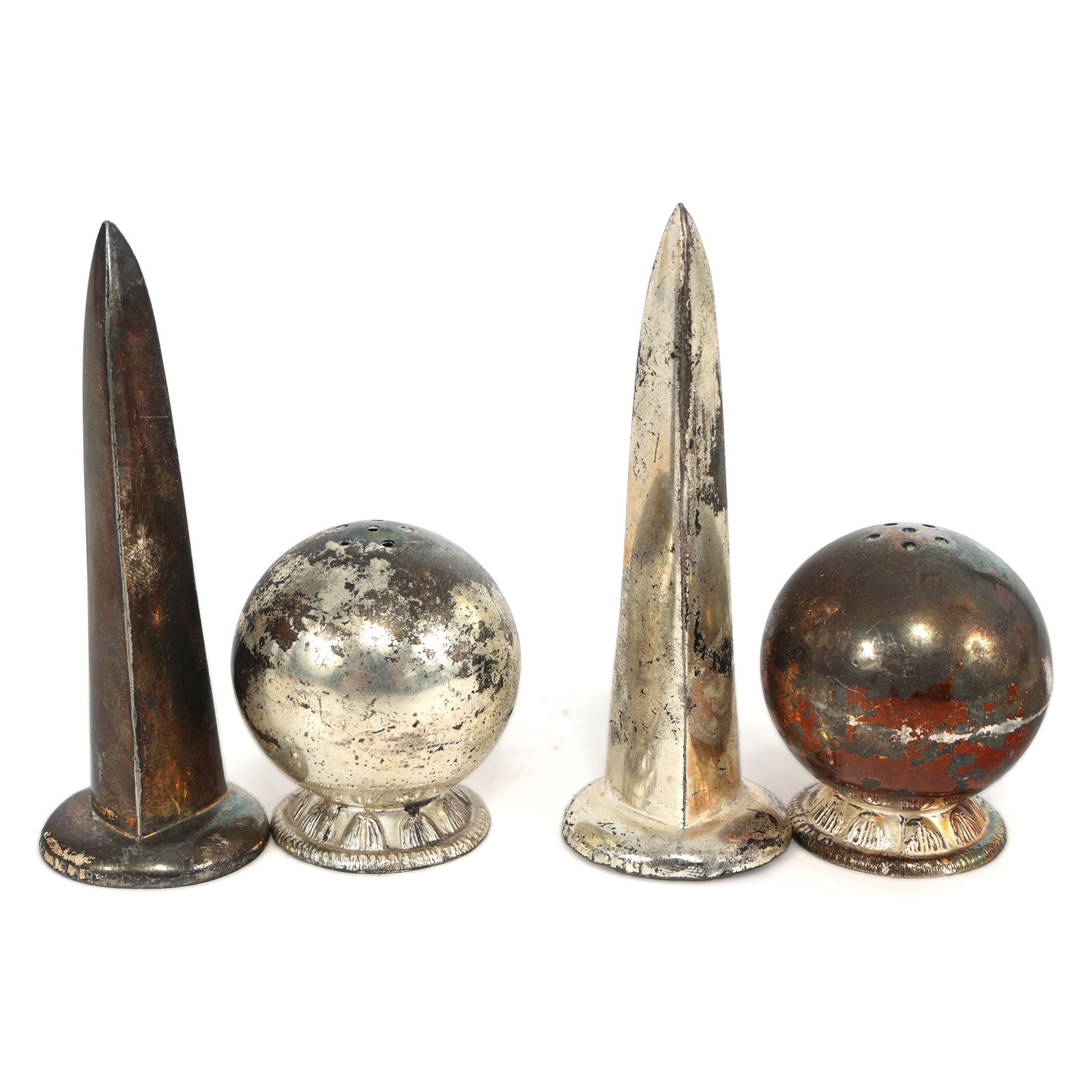 NEW YORK WORLD'S FAIR 1939 SALT & PEPPER SHAKERS: NEW YORK WORLD'S FAIR 1939 SALT & PEPPER SHAKERS 1939 New York World's Fair Jennings Bros. Trylon & Perisphere silverplate salt & pepper shakers (2), sizes include: Trylon shakers (1.5" x