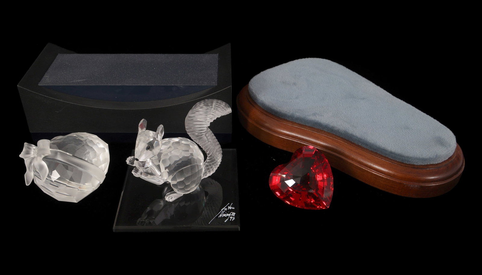 SWAROVSKI CRYSTAL FIGURINES & BASES: SWAROVSKI CRYSTAL FIGURINES & BASES Swarovski Crystal Figurines & Bases. Includes: SCS 10th Anniversary The Squirrel with base #7400 NR 097001 (Includes original box) Sweet Heart paperw