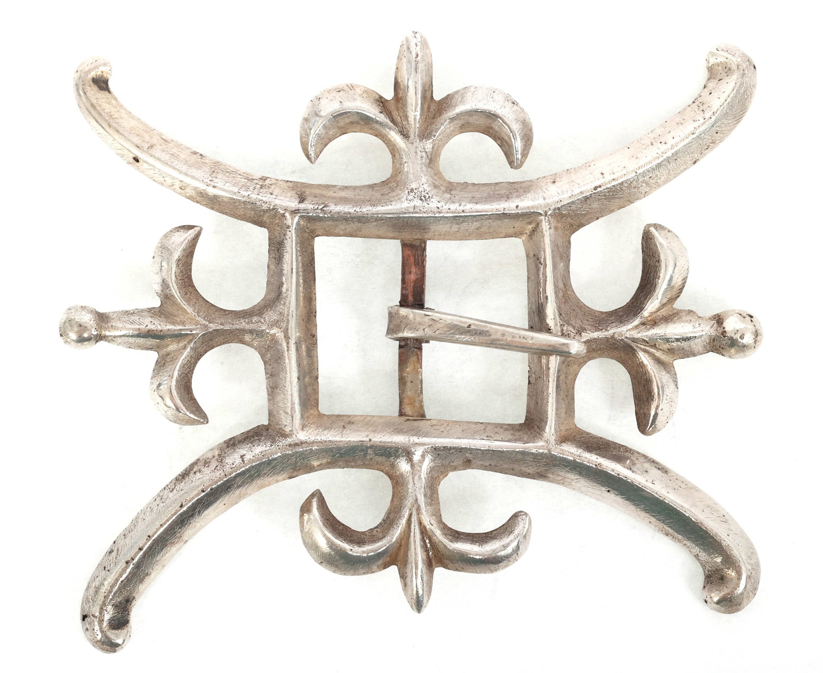 STERLING SILVER SANDCAST DECORATIVE BELT BUCKLE: STERLING SILVER SANDCAST DECORATIVE BELT BUCKLE Sterling silver sandcast decorative belt buckle with symmetrical geometric design. Size: 3.25 x 3" Weight: 56g IMPORTANT NOTE - PLEASE READ: REGARDING O