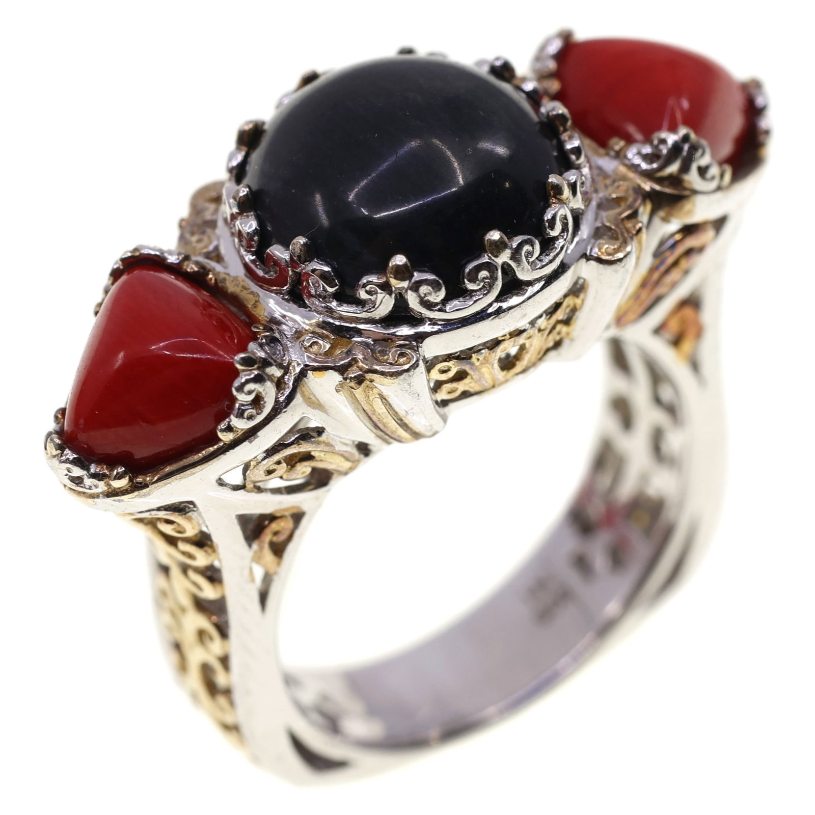 WOMEN'S STERLING SILVER ONYX FASHION RING: WOMEN'S STERLING SILVER ONYX FASHION RING Women's sterling silver NH onyx fashion ring: Round black onyx (12.80mm) (2) Trillion red onyx (7mm x 7.45mm) Size: 8 Weight: 10g IMPORTANT NOTE -