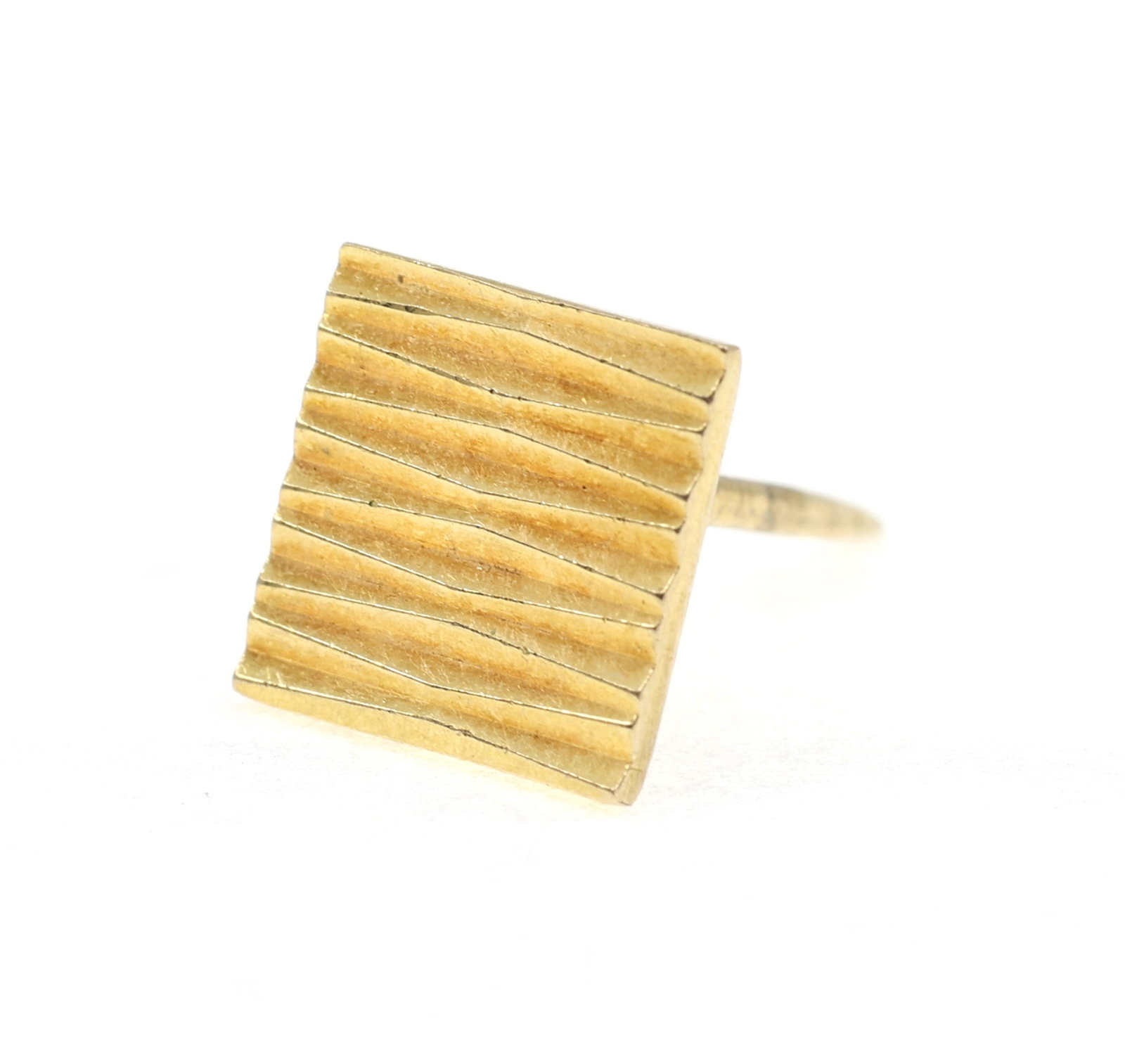 14K YELLOW GOLD SQUARE TIE PIN: 14K YELLOW GOLD SQUARE TIE PIN 14K yellow gold tie pin, square-shaped, with a geometric pattern. Weight: 1g IMPORTANT NOTE - PLEASE READ: REGARDING OUR IN-HOUSE SHIPPING & INVOICING Shipping: