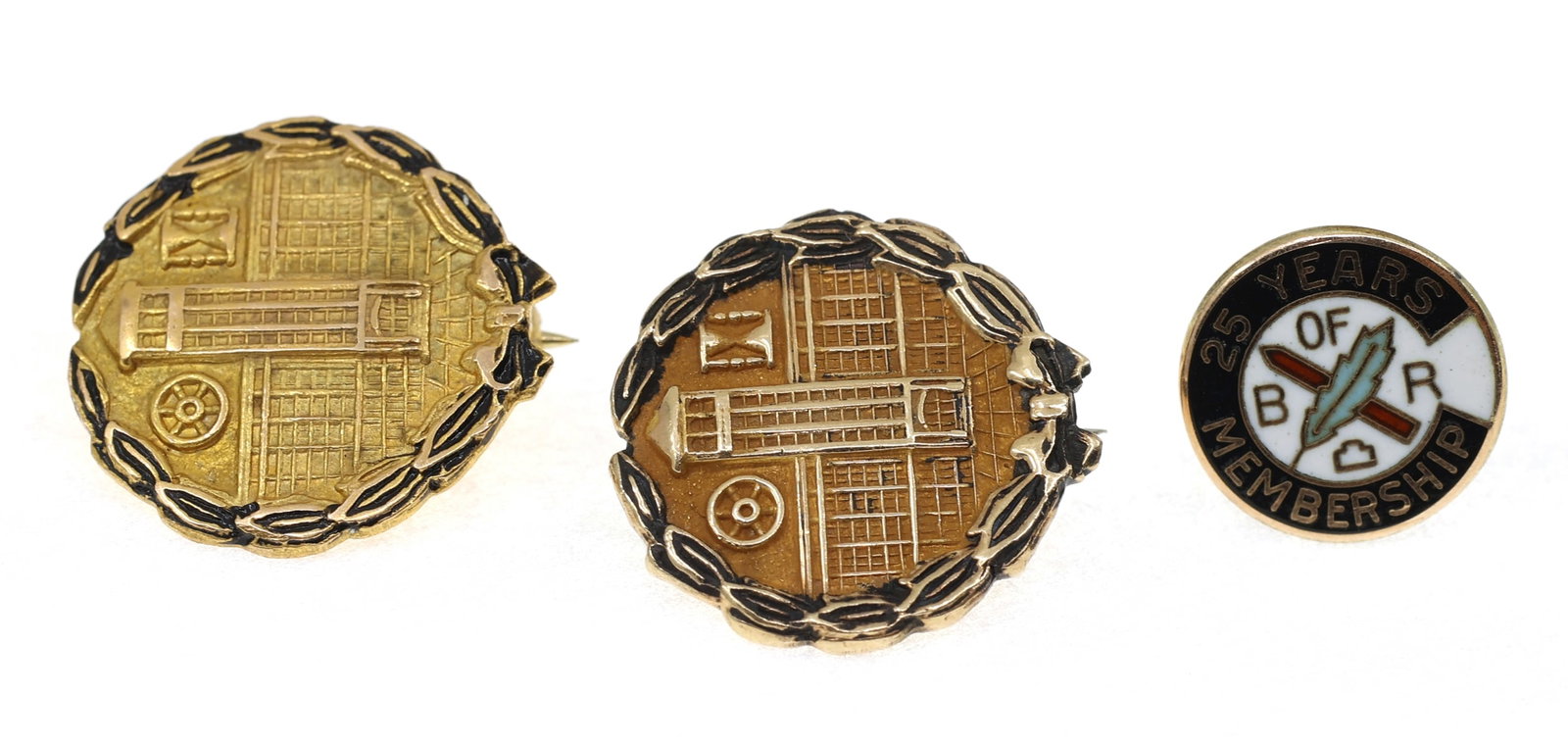 10K YELLOW GOLD MEMBER/EMPLOYEE SERVICE PINS: 10K YELLOW GOLD MEMBER/EMPLOYEE SERVICE PINS 10K yellow gold service pins: (2) Sears Roebuck One 5-year, one unmarked Brotherhood of Railroad Trainmen 25-year membership Weight: 4g
