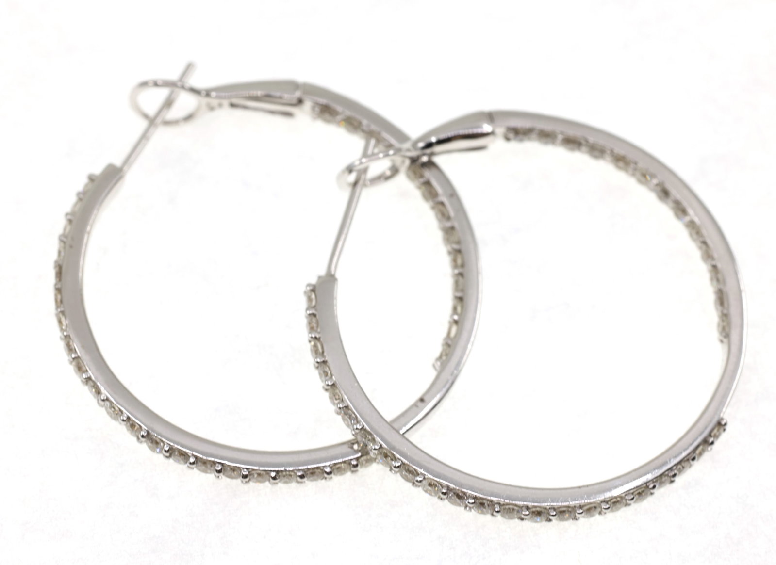 14K WHITE GOLD 1 CTW DIAMOND HOOP EARRINGS: 14K WHITE GOLD 1 CTW DIAMOND HOOP EARRINGS 14K white gold 1 ctw diamond hoop earrings: Each earring contains (35) 0.015 ct round white diamonds Size: 31.25mm diameter Weight: 7g IMPORTANT