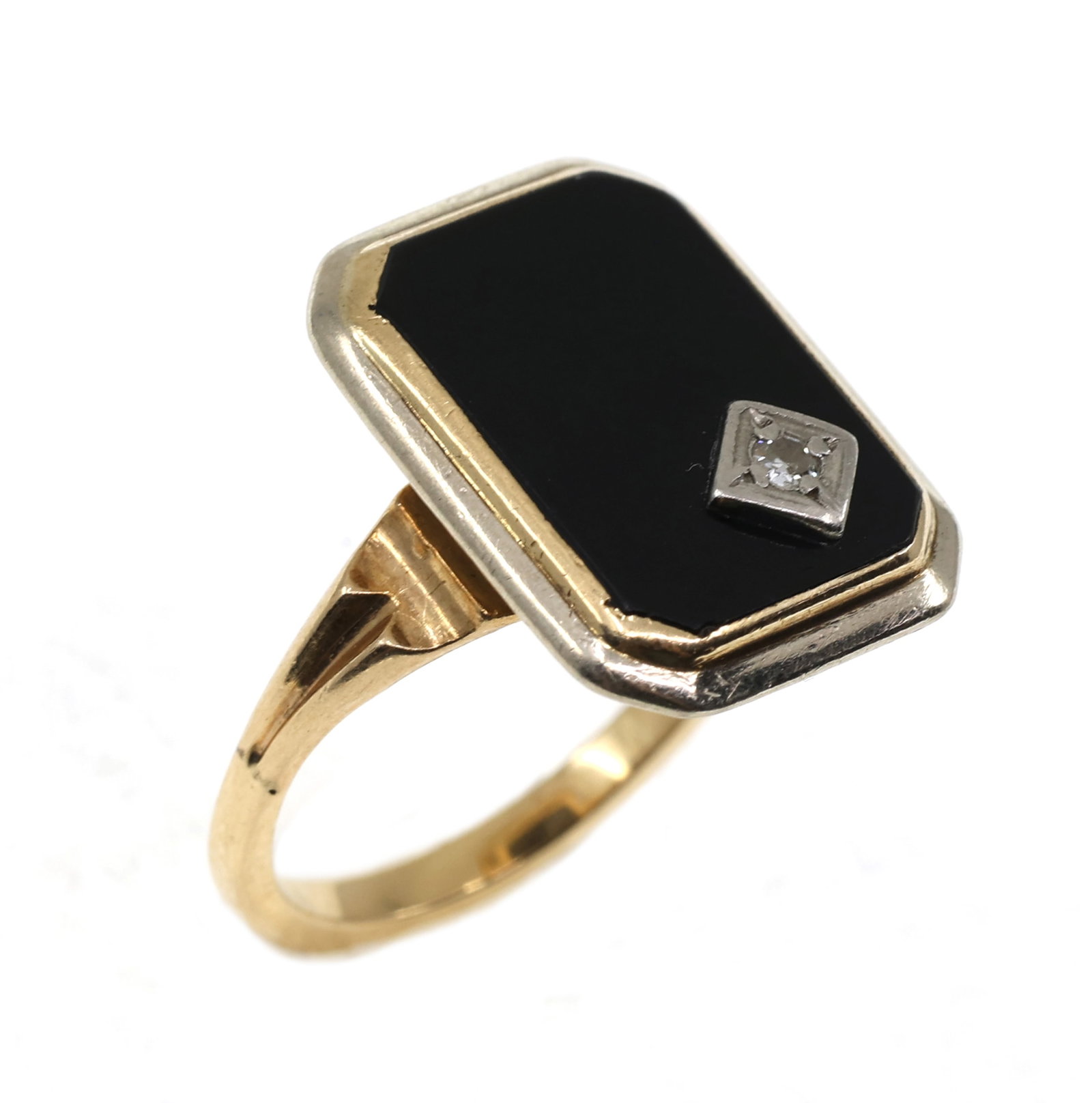 14K YELLOW GOLD ONYX & DIAMOND FASHION RING: 14K YELLOW GOLD ONYX & DIAMOND FASHION RING 14K yellow gold fashion ring: Rectangular cut onyx 9 x 13.5mm Round cut diamond 0.03 ct <