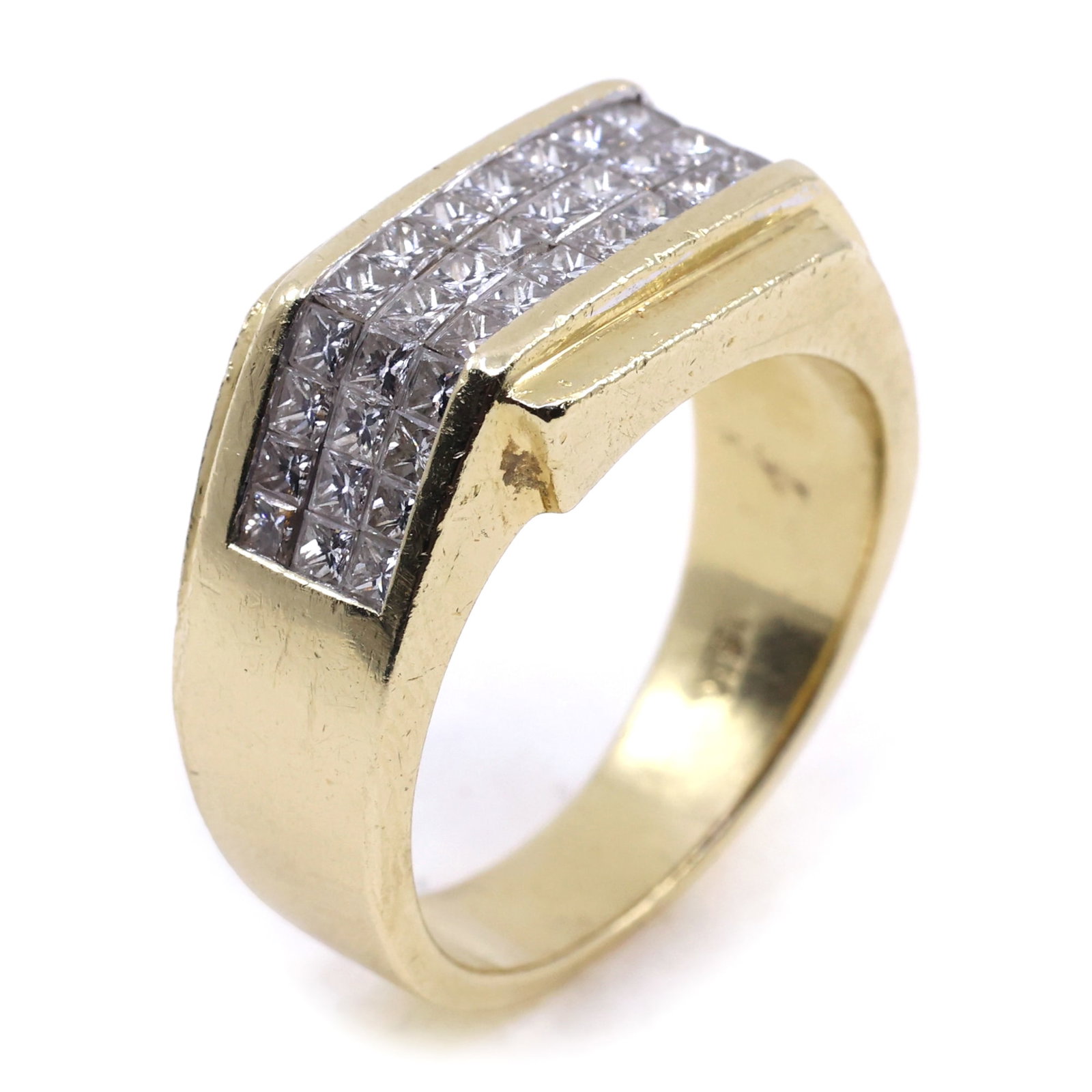 MEN 'S 18K YELLOW GOLD 2.7 CTW DIAMOND FASHION RING: MEN 'S 18K YELLOW GOLD 2.7 CTW DIAMOND FASHION RING Men's 18K yellow gold fashion ring with: (45) 0.06 ct princess cut diamonds Color: K Clarity: SI-2
