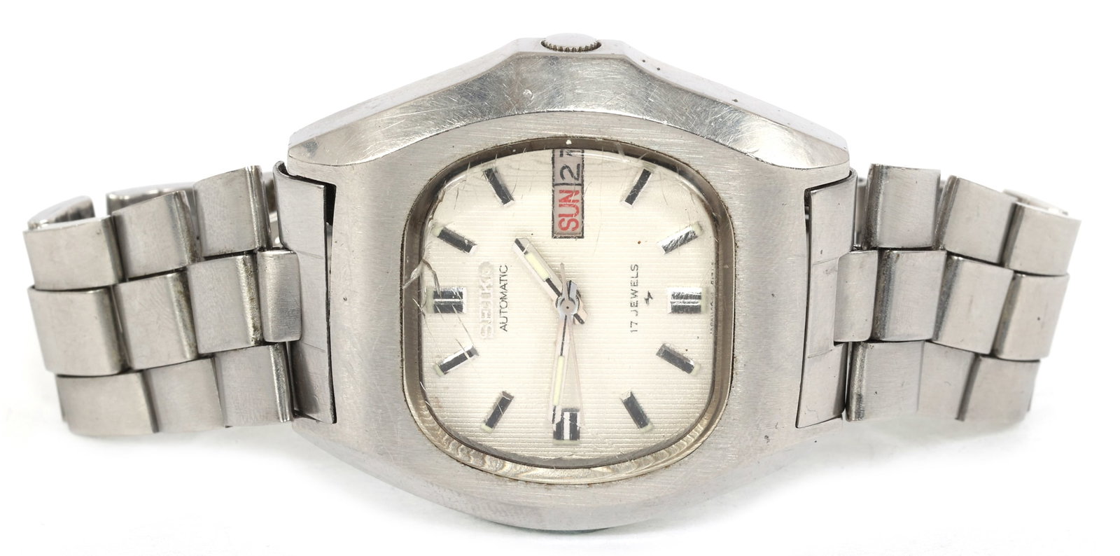 SEIKO STAINLESS STEEL AUTOMATIC DAY DATE WRISTWATCH: SEIKO STAINLESS STEEL AUTOMATIC DAY DATE WRISTWATCH Men's Seiko stainless steel case automatic Day Date wristwatch: Baton and luminous markers Model 7009-5019 Serial #: 821725 17 jewels