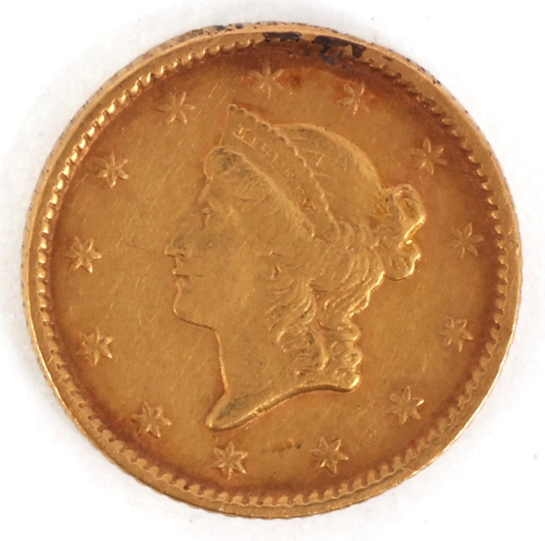 1851 US GOLD LIBERTY HEAD $1 COIN: 1851 US GOLD LIBERTY HEAD $1 COIN 1851 United States 90% gold $1 Liberty Head coin. IMPORTANT NOTE - PLEASE READ: REGARDING OUR IN-HOUSE SHIPPING & INVOICING Shipping: Auctioneers no longer have