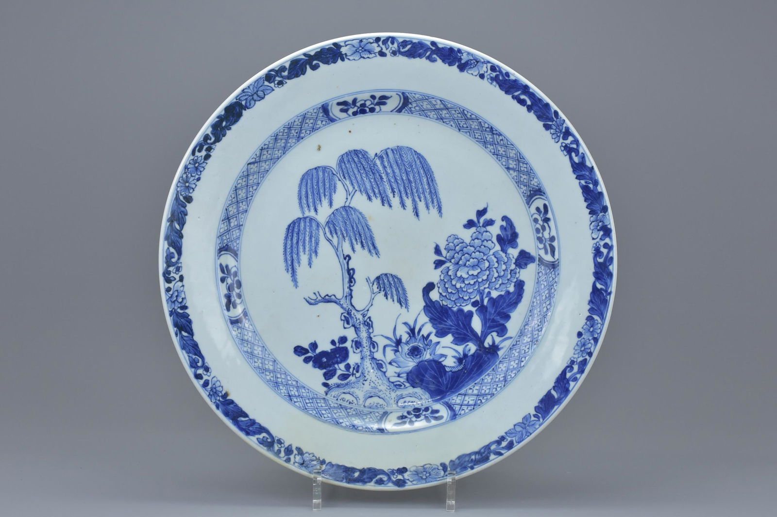 A large 18th century Chinese blue and white porcelain (1 of 6)
