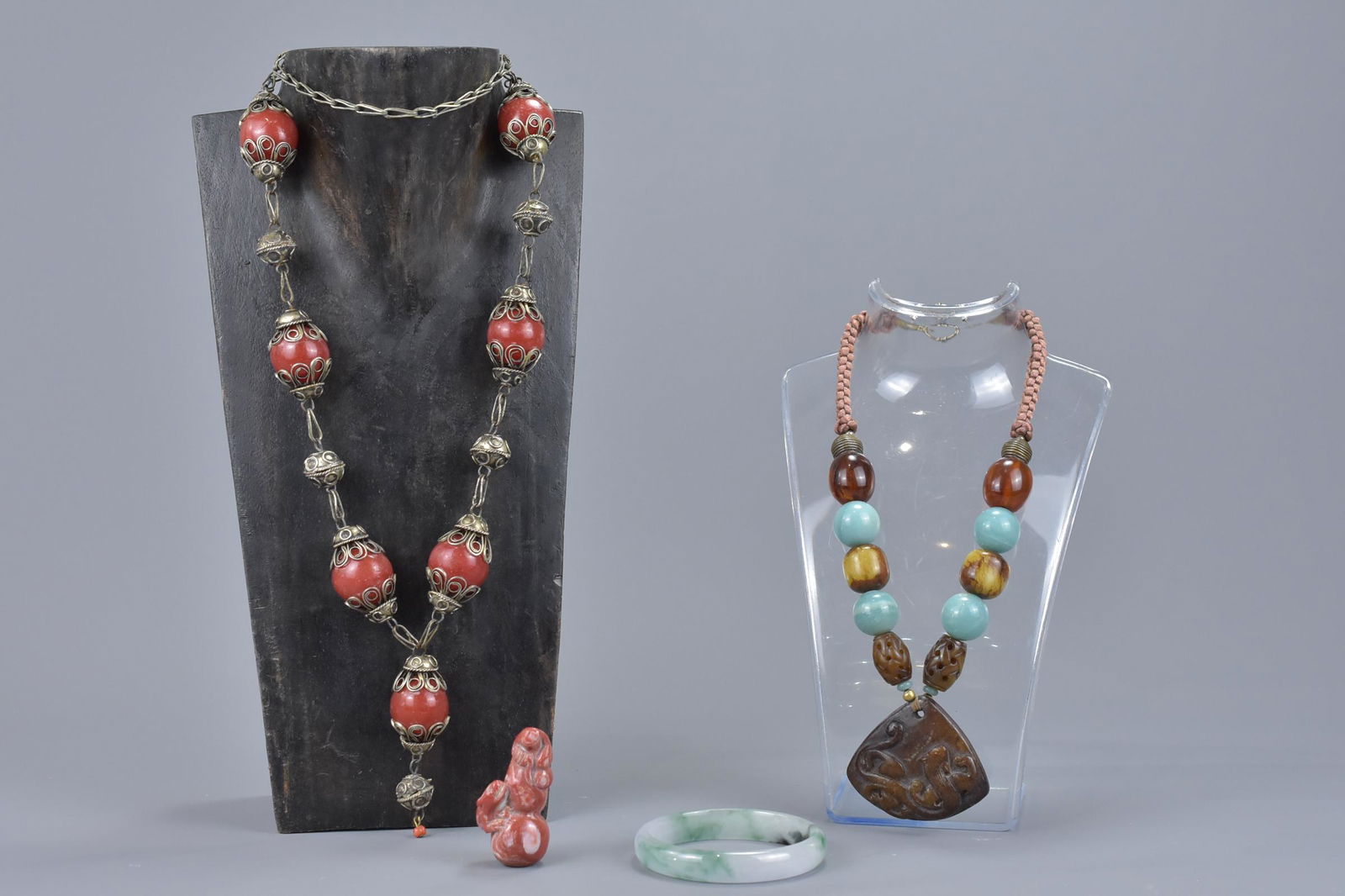 A red bead and filigree necklace together with a jade (1 of 7)