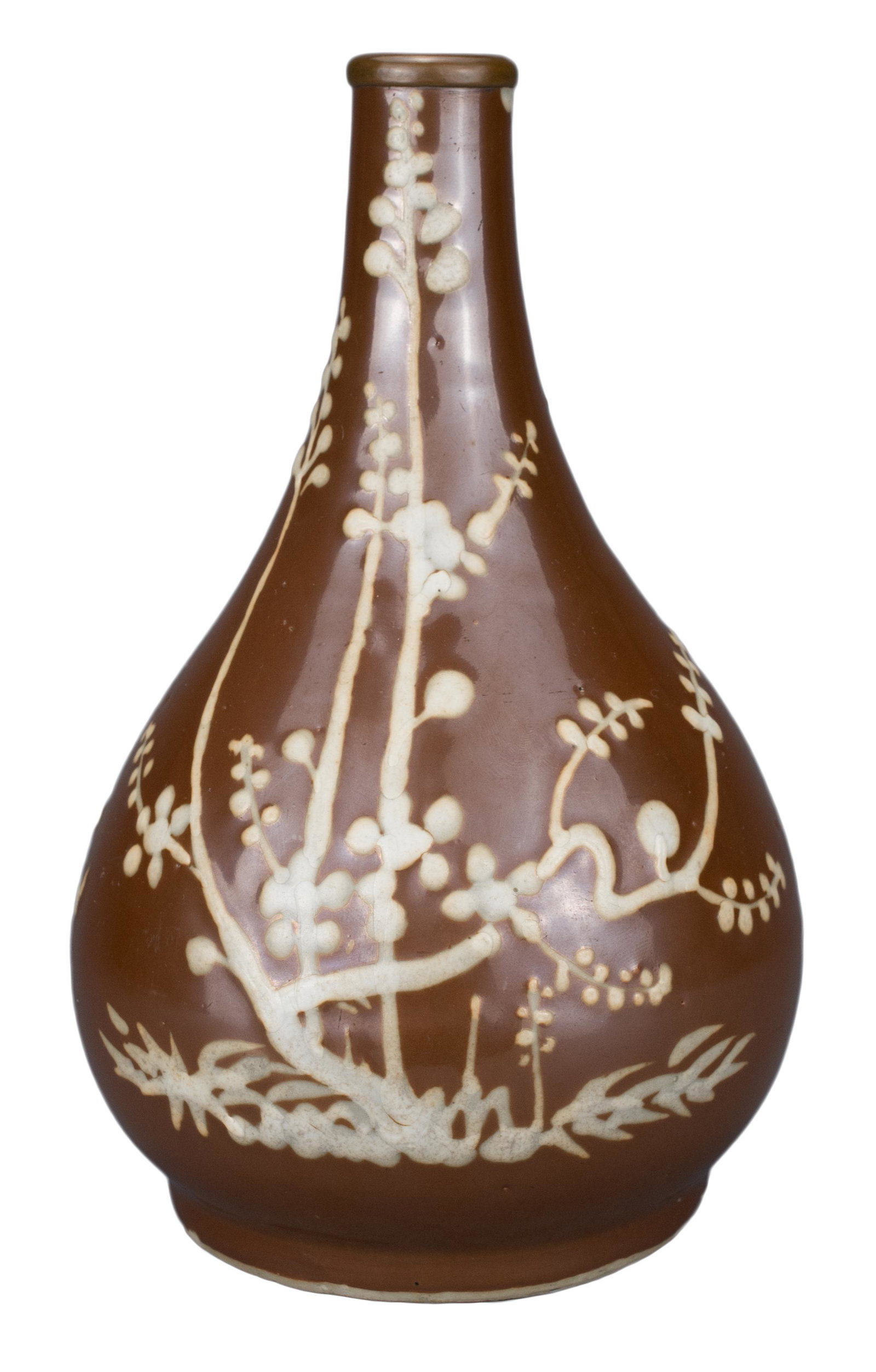 CHINESE MING DYNASTY WANLI PERIOD PORCELAIN BOTTLE VASE: CHINESE MING DYNASTY WANLI PERIOD PORCELAIN BOTTLE VASE On both sides of this pear-shaped bottle is an elaborate floral decoration painted in a thick white slip, the design standing out from the surfa