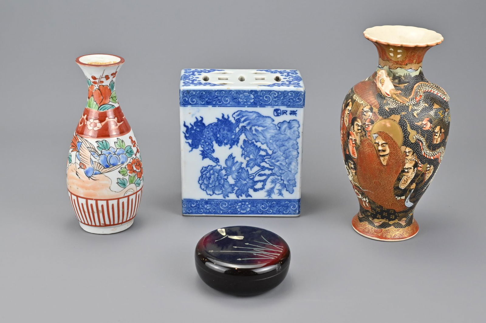 An 18th Century Chinese Blue and White Porcelain Vase (1 of 6)