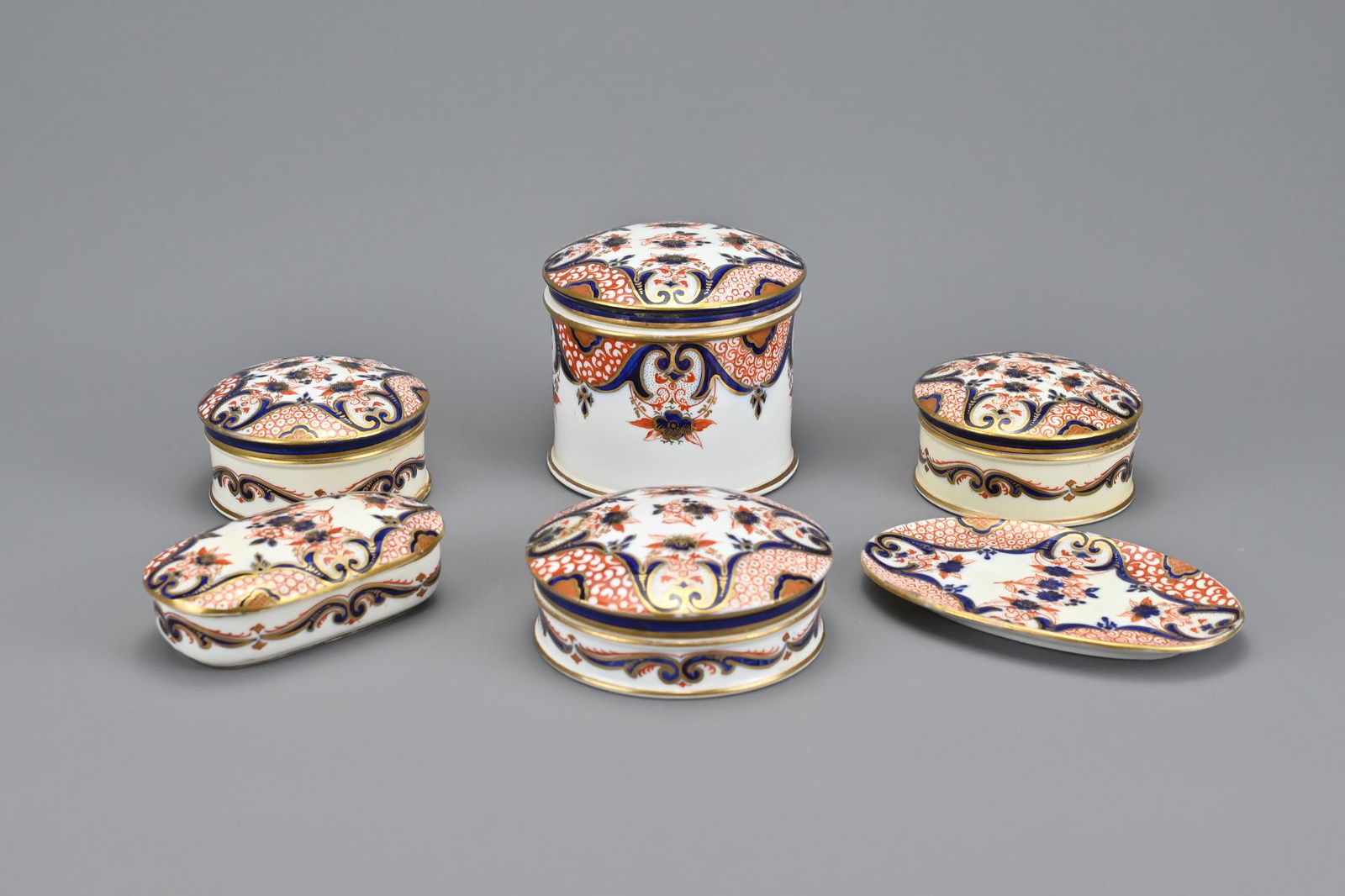 A Set of Six T.A & S.Green Staffordshire Knot Imari: A Set of Six T.A & S.Green Staffordshire Knot Imari Design Porcelain Dressing Table Accessories. Largest diameter 9.5 cm (6)