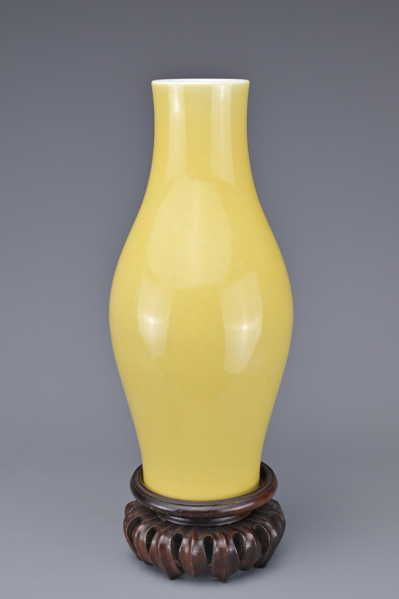 A CHINESE OLIVE-FORM VASE, 18/19th CENTURY (1 of 9)