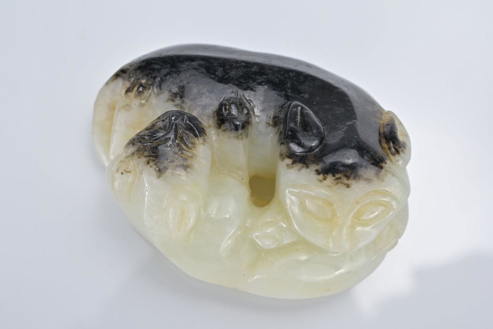 A CHINESE PALE CELADON AND BLACK JADE CARVING OF TWO CATS (1 of 8)