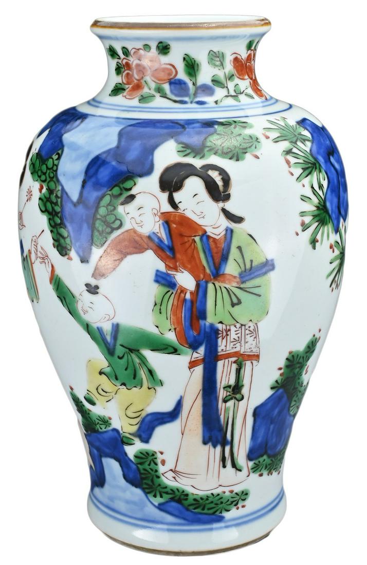 A CHINESE WUCAI PORCELAIN JAR (1 of 7)