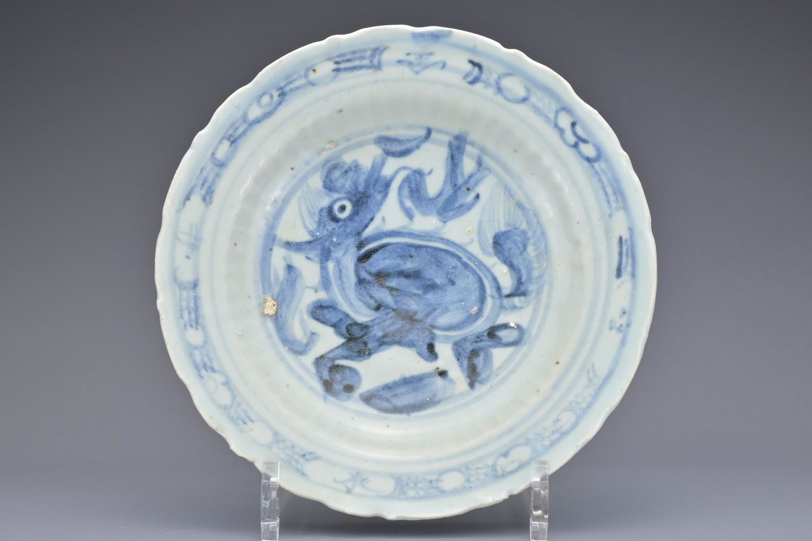 A CHINESE BLUE AND WHITE PORCELAIN DISH, MING DYNASTY (1 of 7)